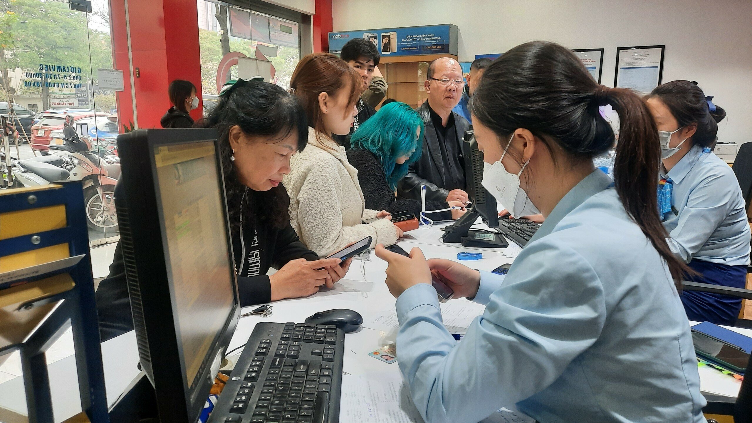 "Chiều h&ocirc;m qua, t&ocirc;i ra đ&acirc;y thấy người xếp h&agrave;ng đ&ocirc;ng qu&aacute; n&ecirc;n đ&atilde; về để s&aacute;ng sớm nay đến l&agrave;m thủ tục chuẩn h&oacute;a th&ocirc;ng tin cho số di động đang d&ugrave;ng. Kh&ocirc;ng ngờ 8h đến, m&agrave; đ&atilde; rất đ&ocirc;ng người chờ rồi&rdquo;, chị Phương cho biết.