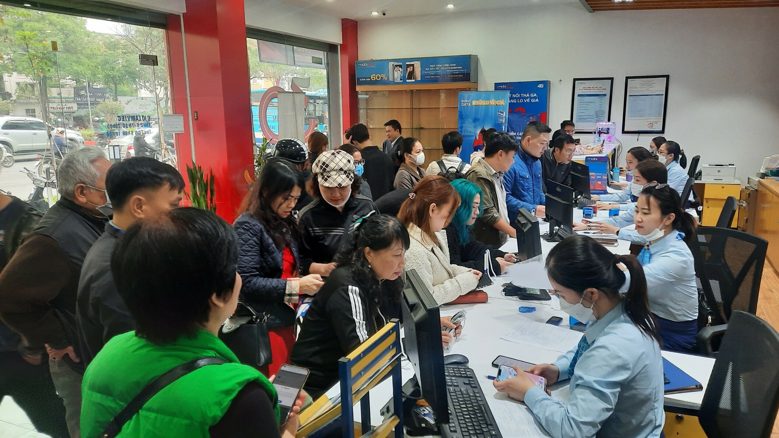 Anh Nguyễn Văn Th&agrave;nh (ở Ngọc Kh&aacute;nh, Ba Đ&igrave;nh) th&igrave; cho biết, đ&atilde; nhận được tin nhắn nh&agrave; mạng y&ecirc;u cầu cập nhật th&ocirc;ng tin từ mấy h&ocirc;m trước, nhưng h&ocirc;m  nay mới sắp xếp thời gian ra cửa h&agrave;ng giao dịch của MobiFone l&agrave;m được.