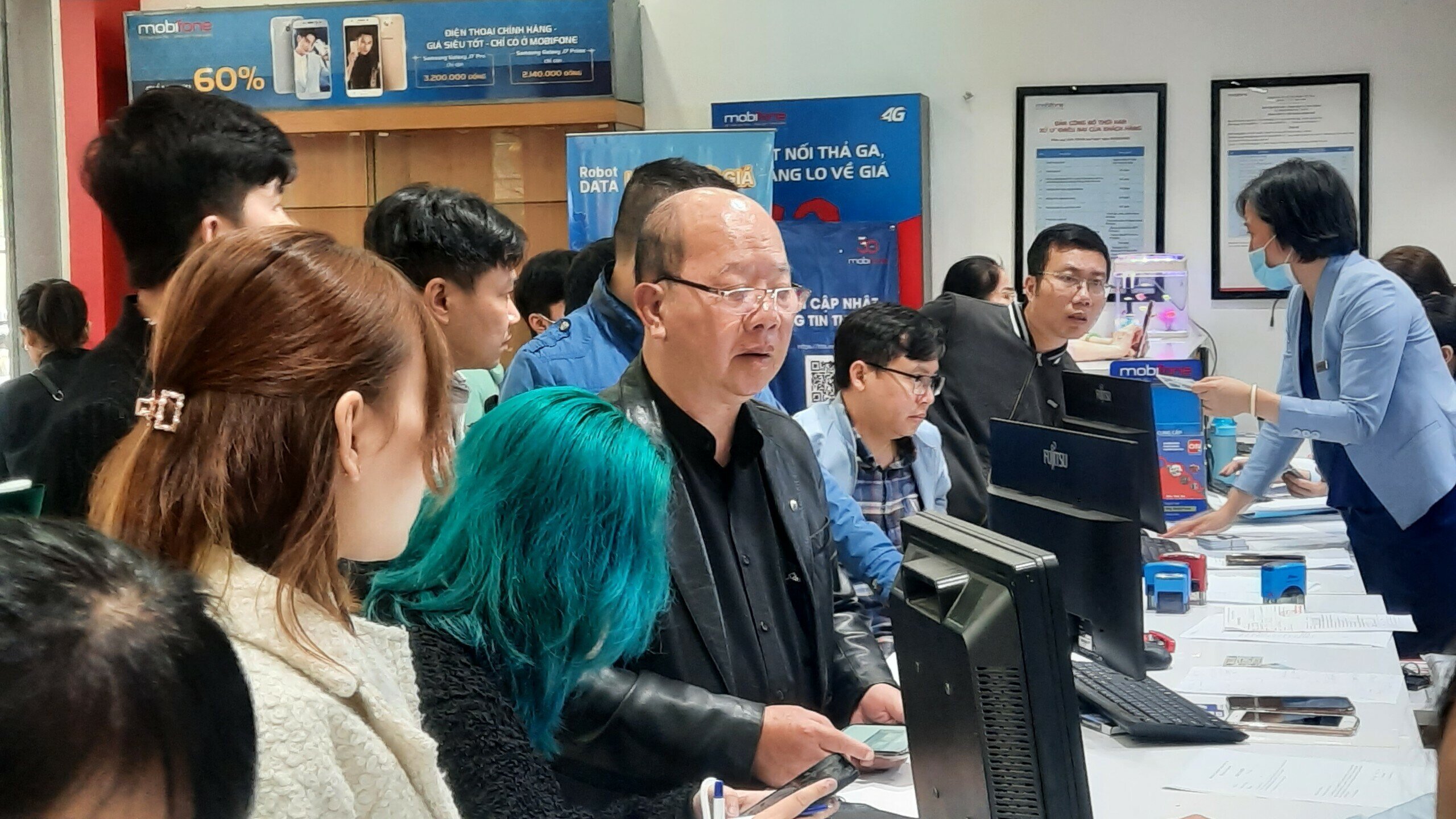 "Mặc d&ugrave; rất đ&ocirc;ng người đến l&agrave;m thủ tục chuẩn h&oacute;a th&ocirc;ng tin nhưng cũng kh&ocirc;ng phải chờ qu&aacute; l&acirc;u, v&igrave; nh&agrave; mạng h&ocirc;m nay đ&atilde; tăng cường nh&acirc;n vi&ecirc;n xuống hỗ trợ kh&aacute;ch h&agrave;ng", anh Th&agrave;nh n&oacute;i.