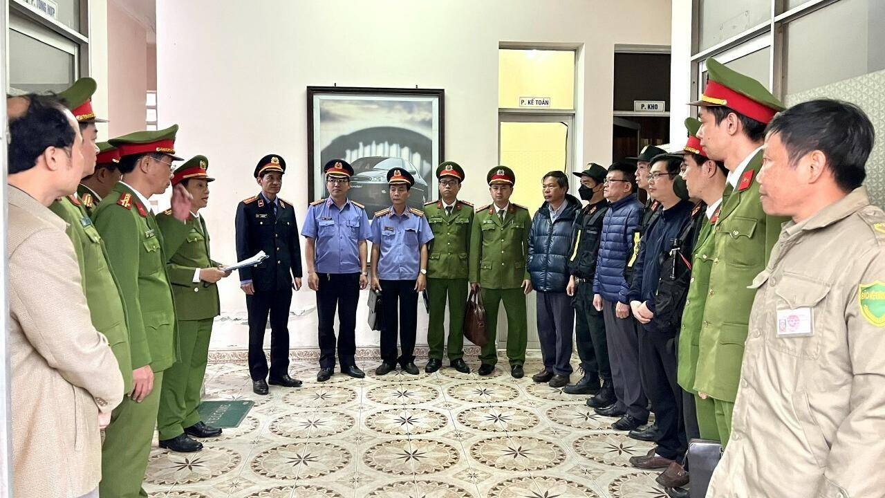Bắt tạm giam Gi&aacute;m đốc v&agrave; 2 Ph&oacute; gi&aacute;m đốc Trung t&acirc;m đăng kiểm Thừa Thi&ecirc;n Huế