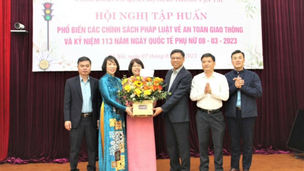 C&ocirc;ng đo&agrave;n GTVT Việt Nam tổ chức nhiều hoạt động thiết thực nh&acirc;n ng&agrave;y 8/3