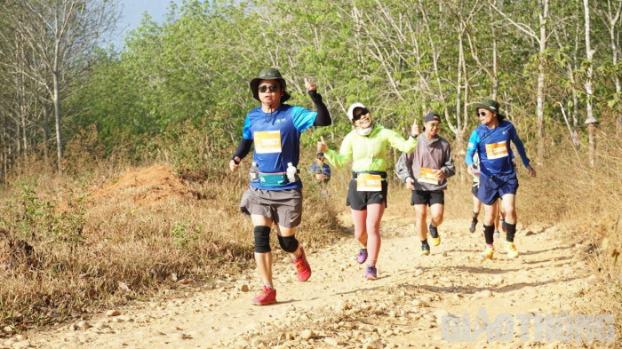 Những h&igrave;nh ảnh đẹp tr&ecirc;n đường đua THACO Marathon v&igrave; ATGT 2023 - Sa Thầy- Ảnh 7.