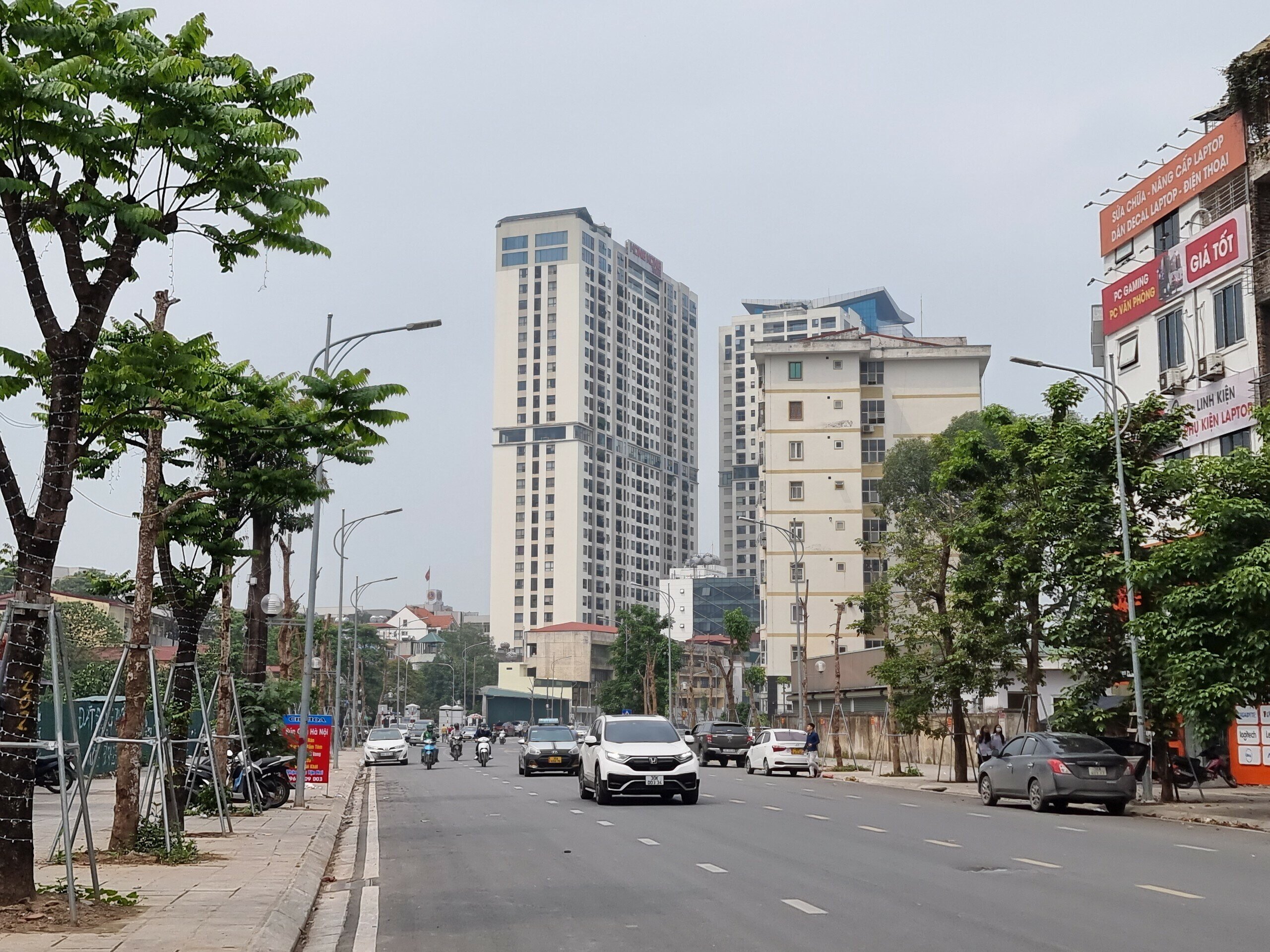 Đường Huỳnh Th&uacute;c Kh&aacute;ng k&eacute;o d&agrave;i c&oacute; chiều d&agrave;i khoảng 1,3 km, bề rộng mặt cắt ngang đường từ 28,3 - 30 m; điểm đầu giao với ng&atilde; tư Huỳnh Th&uacute;c Kh&aacute;ng - Nguyễn Ch&iacute; Thanh, điểm cuối tại vị tr&iacute; n&uacute;t giao Voi Phục.