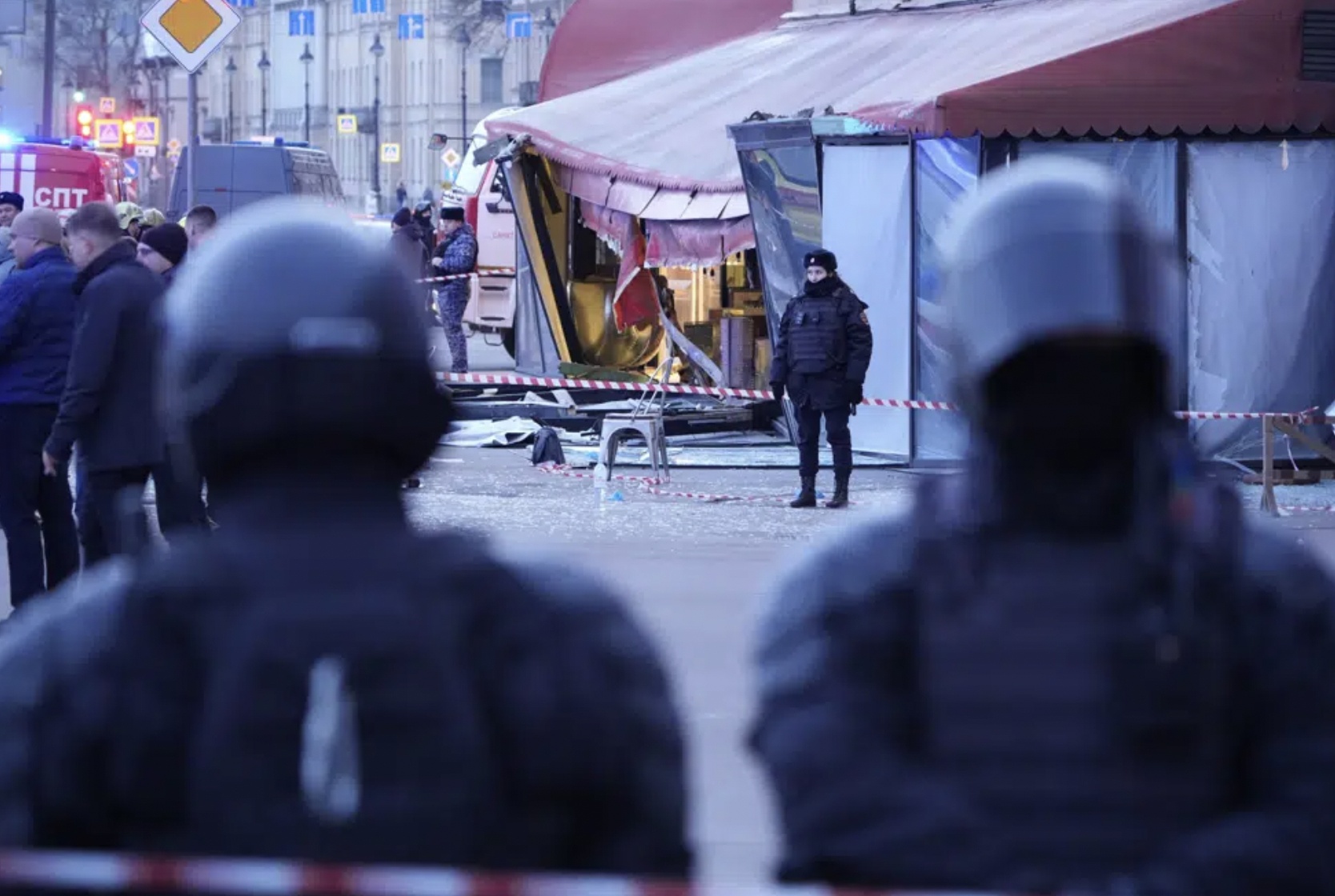 Theo truyền th&ocirc;ng Nga, c&aacute;c điều tra vi&ecirc;n nghi ngờ bức tượng được tặng cho Tatarsky l&agrave; nguồn cơn dẫn đến vụ nổ nhưng kh&ocirc;ng loại trừ khả năng đ&atilde; c&oacute; thiết bị nổ c&agrave;i sẵn ở qu&aacute;n cafe trước khi sự việc xảy ra.