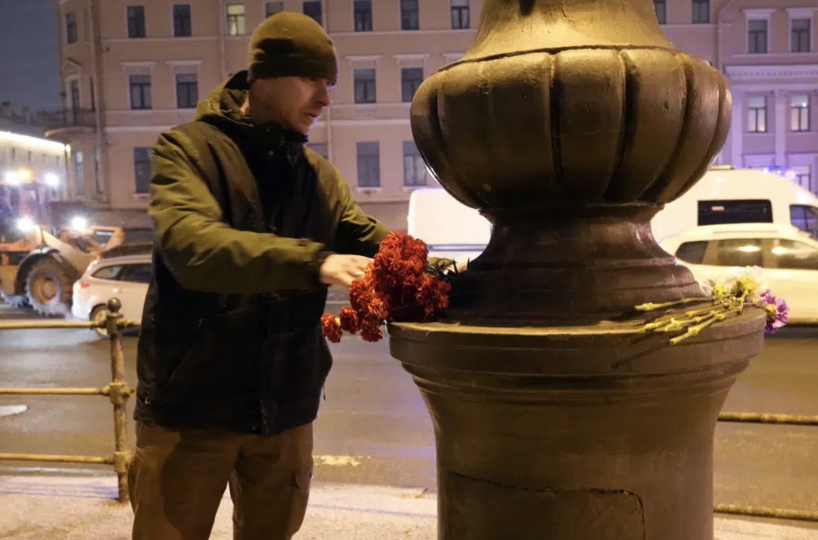 Blogger Tatarsky, t&ecirc;n thật l&agrave; Maxim Fomin, 40 tuổi đến từ v&ugrave;ng Donetsk ở miền Đ&ocirc;ng Ukraine, nơi Nga tuy&ecirc;n bố đ&atilde; s&aacute;p nhập.
Tatarsky c&oacute; hơn 500.000 người theo d&otilde;i tr&ecirc;n Telegram v&agrave; c&oacute; quan điểm ủng hộ chiến dịch của Nga ở Ukraine. &Ocirc;ng nổi tiếng qua việc đăng tải c&aacute;c video ph&acirc;n t&iacute;ch t&igrave;nh h&igrave;nh qu&acirc;n sự thực địa v&agrave; đưa ra lời khuy&ecirc;n cho c&aacute;c binh sĩ, theo h&atilde;ng th&ocirc;ng tấn TASS. Trong ảnh, người ủng hộ đặt hoa thể hiện niềm tiếc thương v&igrave; sự ra đi của Tatarsky.