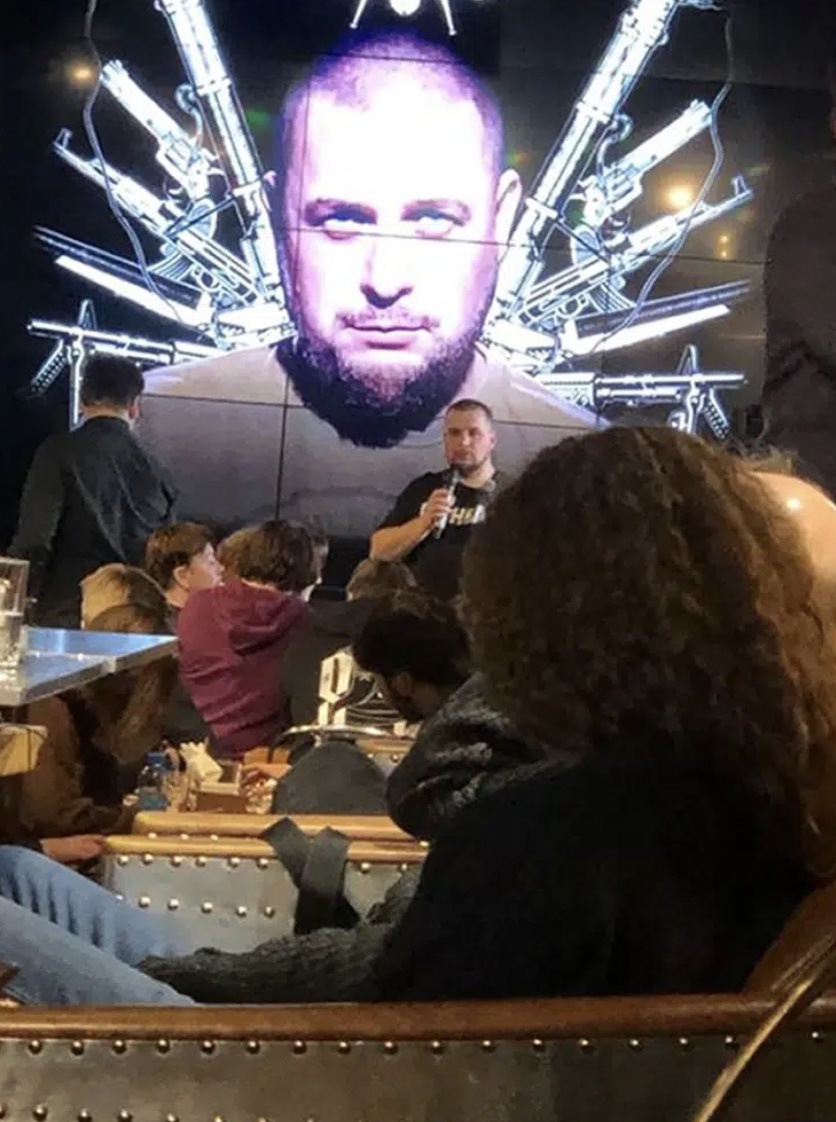 Theo truyền th&ocirc;ng Nga v&agrave; lời kể của c&aacute;c blogger qu&acirc;n sự kh&aacute;c, trong l&uacute;c Tatarsky gặp gỡ c&aacute;c th&agrave;nh vi&ecirc;n th&igrave; một người phụ nữ đưa cho anh ta chiếc hộp đựng bức tượng nhỏ, ngay sau đ&oacute; tiếng nổ b&ugrave;ng l&ecirc;n.