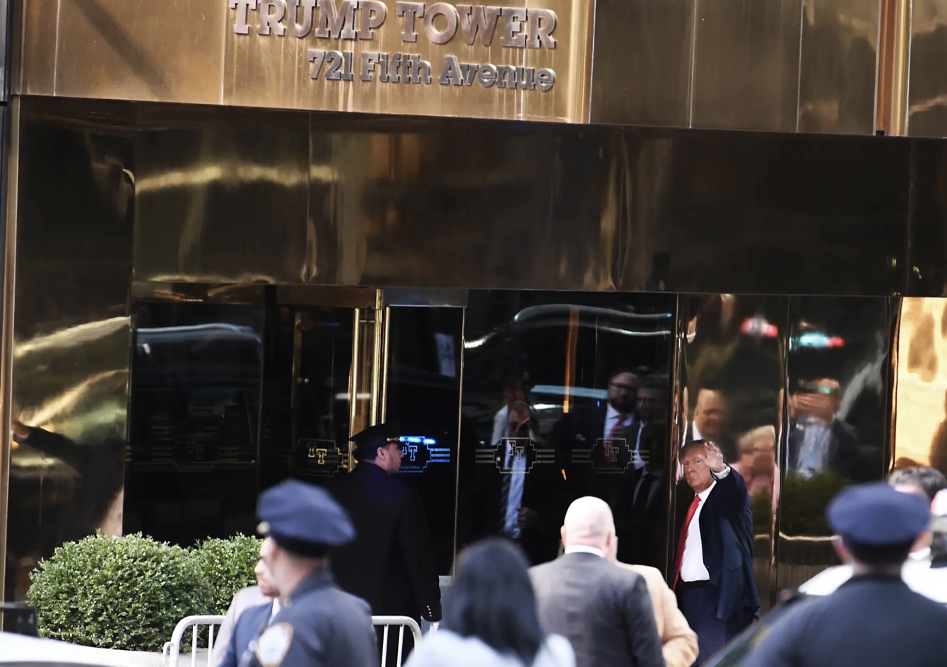 Dự kiến, cựu Tổng thống Mỹ sẽ ra tr&igrave;nh diện tại Văn ph&ograve;ng C&ocirc;ng tố vi&ecirc;n quận Manhattan v&agrave;o l&uacute;c 1h30 chiều 4/4 để lấy dấu v&acirc;n tay, chụp h&igrave;nh trước khi ra tr&igrave;nh diện trước to&agrave;.