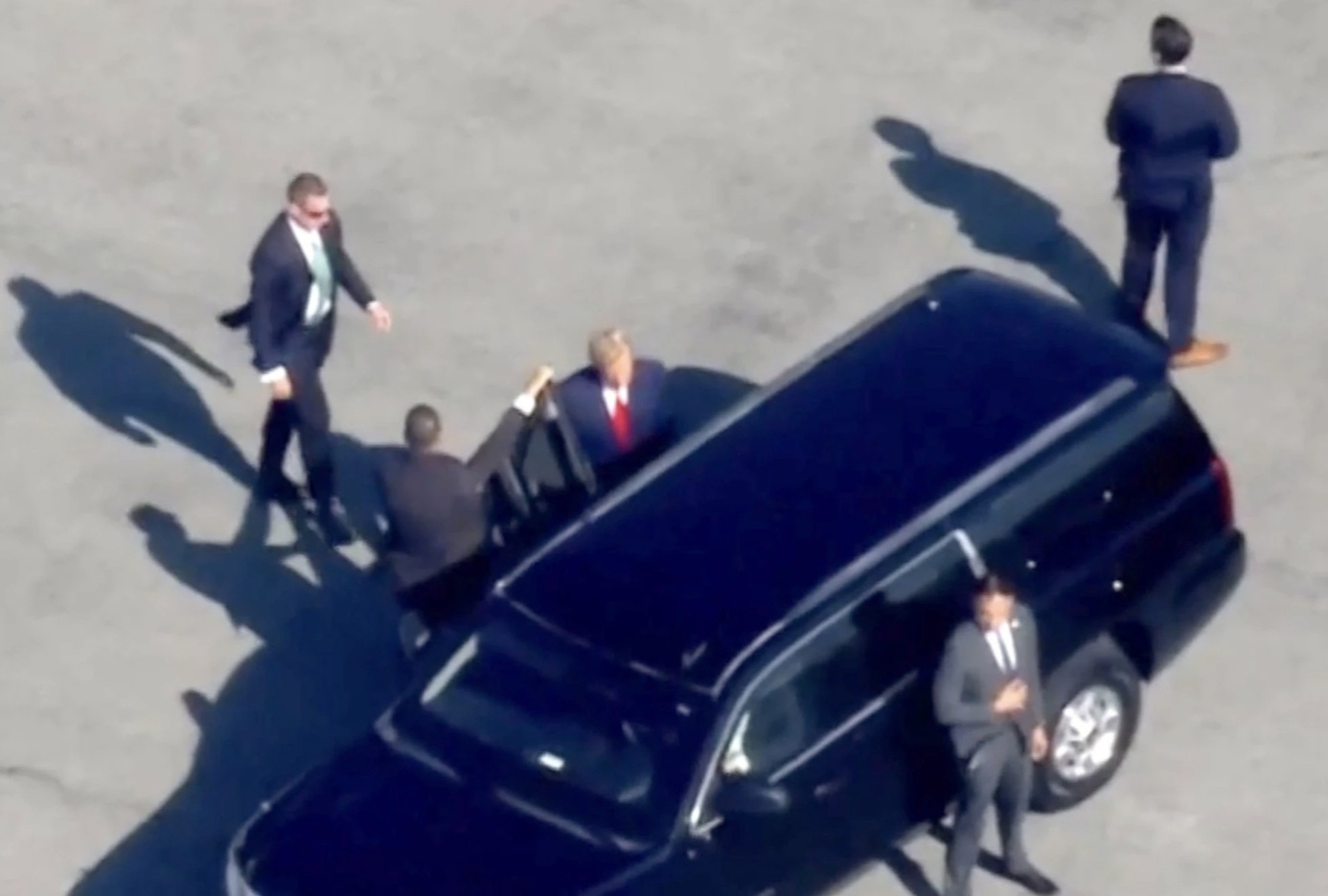 Vị cựu Tổng thống nhanh ch&oacute;ng di chuyển l&ecirc;n &ocirc; t&ocirc;, theo sau l&agrave; đo&agrave;n xe hộ tống với sự tham gia của cảnh s&aacute;t New York, đưa tới Th&aacute;p Trump. Tại đ&acirc;y, &ocirc;ng sẽ nghỉ lại một đ&ecirc;m trước khi ra tr&igrave;nh diện trước to&agrave; ở To&agrave; &aacute;n Tối cao Manhattan.