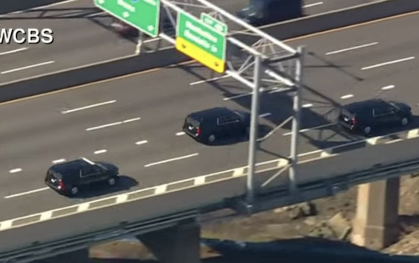 Đo&agrave;n xe hộ tống &ocirc;ng Donald Trump di chuyển tr&ecirc;n cao tốc.