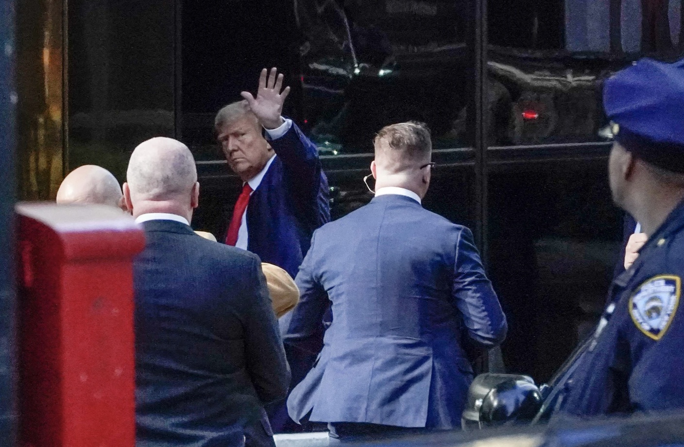 Theo truyền th&ocirc;ng địa phương, khoảng 4h13 chiều c&ugrave;ng ng&agrave;y, đo&agrave;n xe tới Th&aacute;p Trump. Vị cựu Tổng thống Mỹ bước ra với gương mặt kh&aacute; trầm buồn, vẫy tay với đ&aacute;m đ&ocirc;ng rồi đi v&agrave;o to&agrave; nh&agrave; Trump.