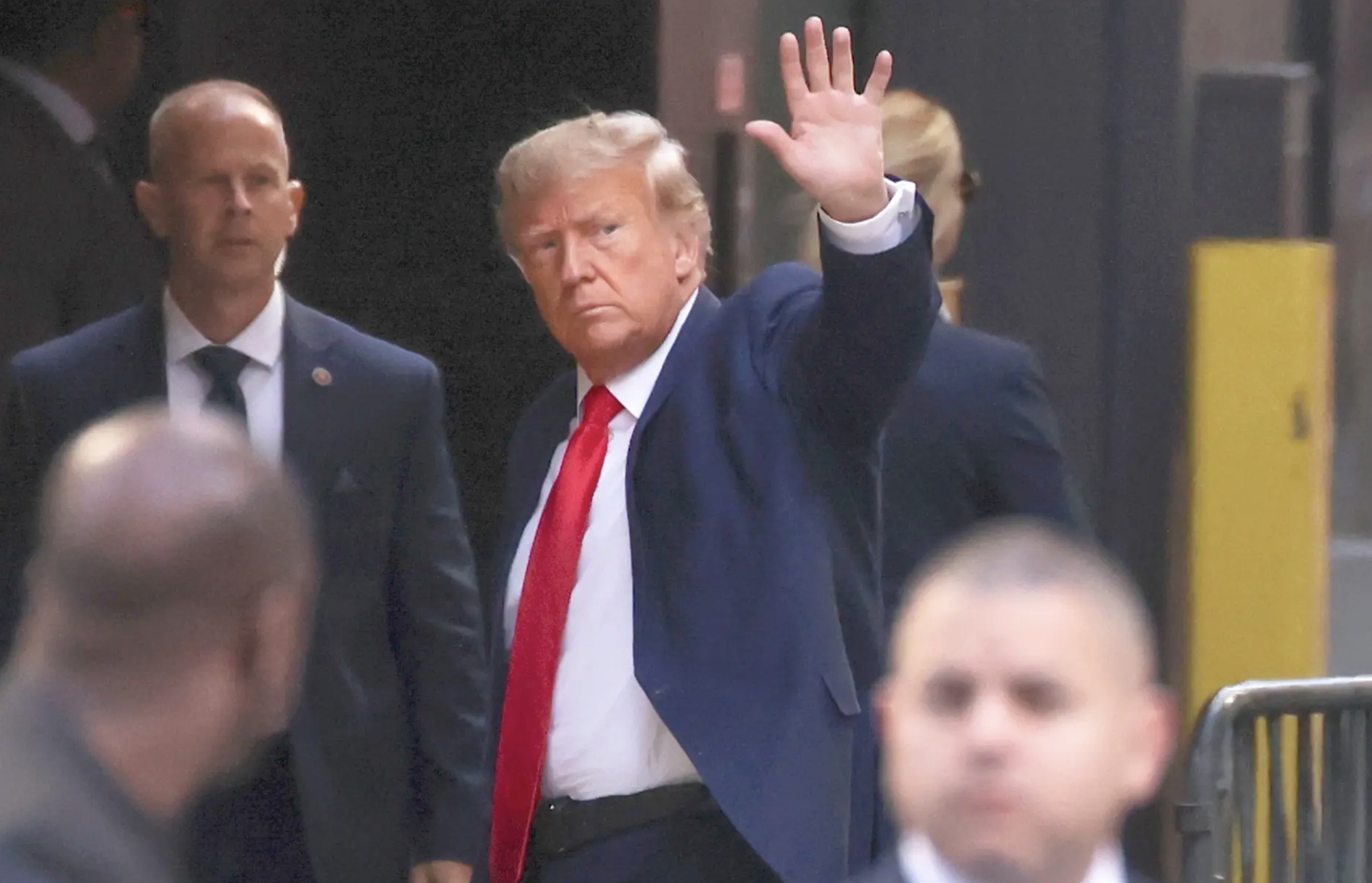 Chiều 3/4, theo giờ địa phương, rạng s&aacute;ng 4/4 theo giờ Việt Nam, cựu Tổng thống Mỹ Donald Trump đ&atilde; tới th&agrave;nh phố New York để đối mặt với c&aacute;c c&aacute;o buộc h&igrave;nh sự li&ecirc;n quan tới việc trả tiền để &eacute;m mối quan hệ với cựu diễn vi&ecirc;n phim người lớn Stormy Daniels v&agrave;o năm 2016.