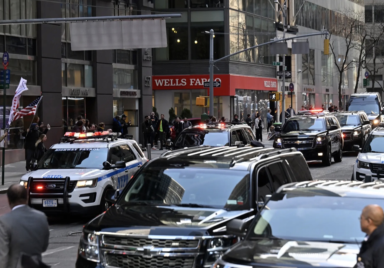 Đo&agrave;n xe hộ tống &ocirc;ng Donald Trump đỗ chật k&iacute;n l&ograve;ng đường. 
Hiện tại, vẫn chưa r&otilde; ch&iacute;nh x&aacute;c nội dung bản c&aacute;o trạng đối với &ocirc;ng Donald Trump nhưng một số nguồn thạo tin của b&aacute;o giới Mỹ cho biết, ứng vi&ecirc;n Tổng thống Mỹ đối mặt với 30 tội danh. 
&Iacute;t nhất 1 tội trong đ&oacute; l&agrave; l&agrave;m giả hồ sơ kinh doanh &ndash; c&oacute; thể khiến &ocirc;ng Trump phải ngồi t&ugrave; l&ecirc;n tới 4 năm nếu bị kết tội.