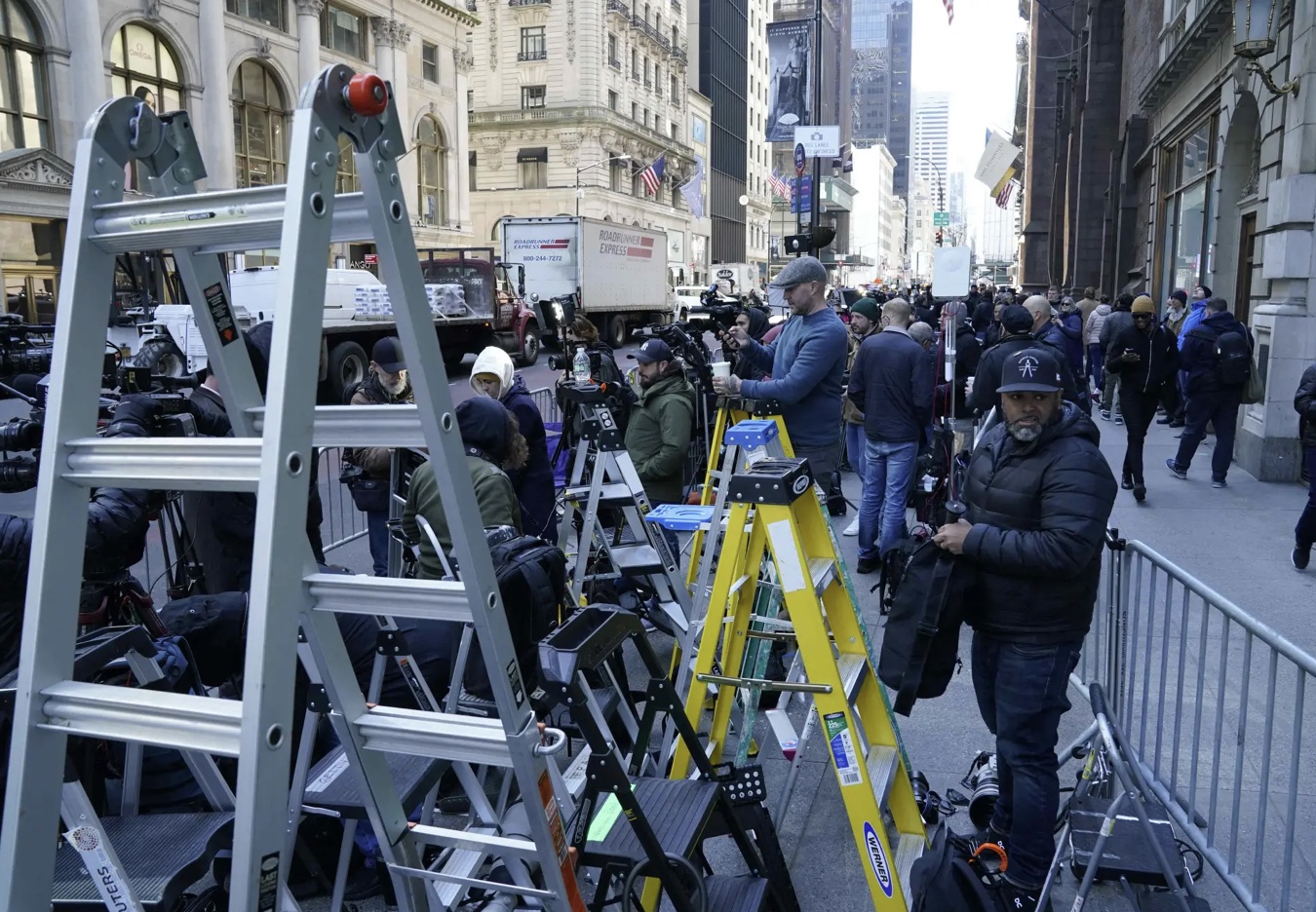 Trước cửa Th&aacute;p Trump, từ sớm, đ&atilde; c&oacute; rất đ&ocirc;ng ph&oacute;ng vi&ecirc;n tới đ&acirc;y, chuẩn bị m&aacute;y ảnh v&agrave; c&aacute;c thiết bị tốt nhất để đưa tin sự kiện.