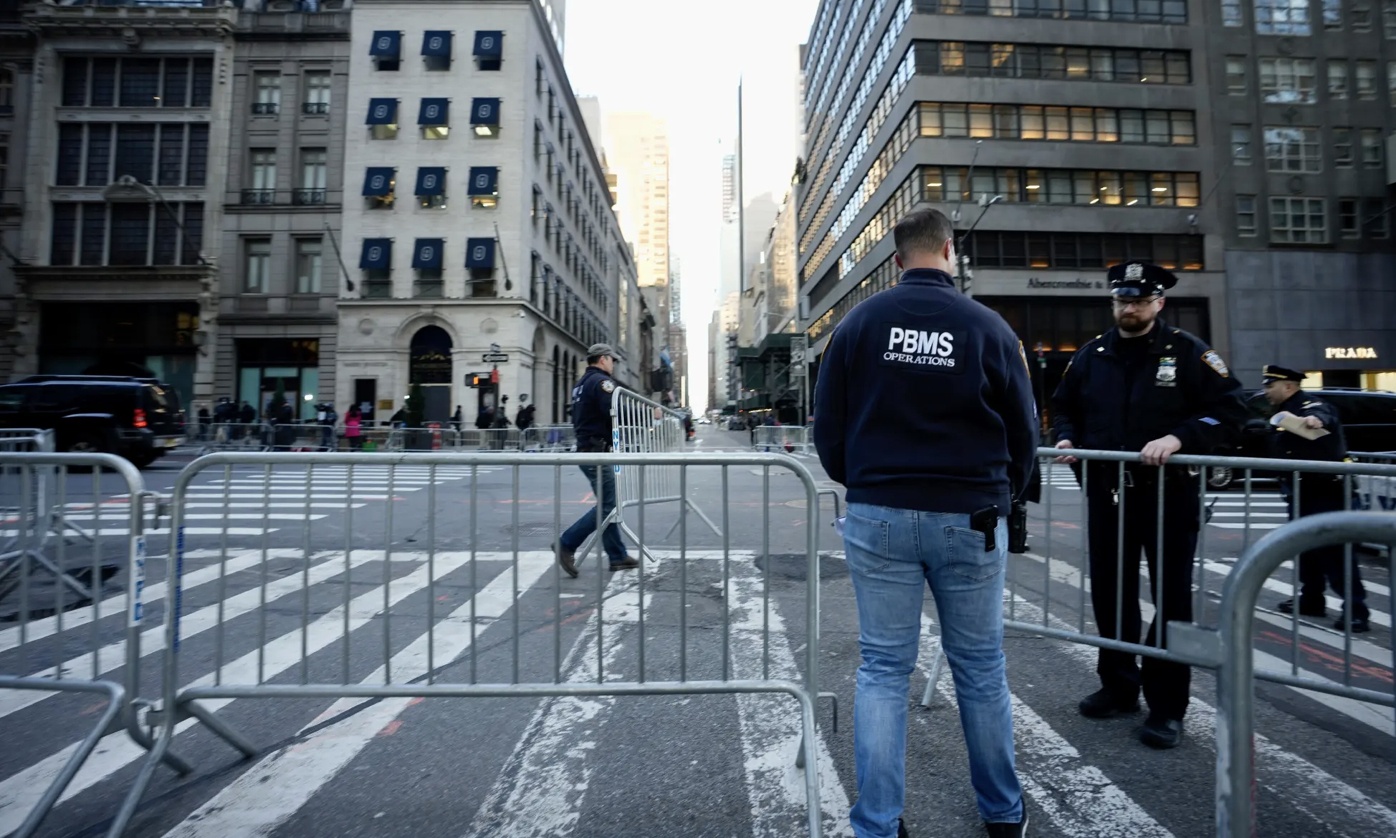 Lực lượng cảnh s&aacute;t New York lập h&agrave;ng r&agrave;o, phong toả một số con đường để đảm bảo an ninh ng&agrave;y &ocirc;ng Donald Trump ra to&agrave;.