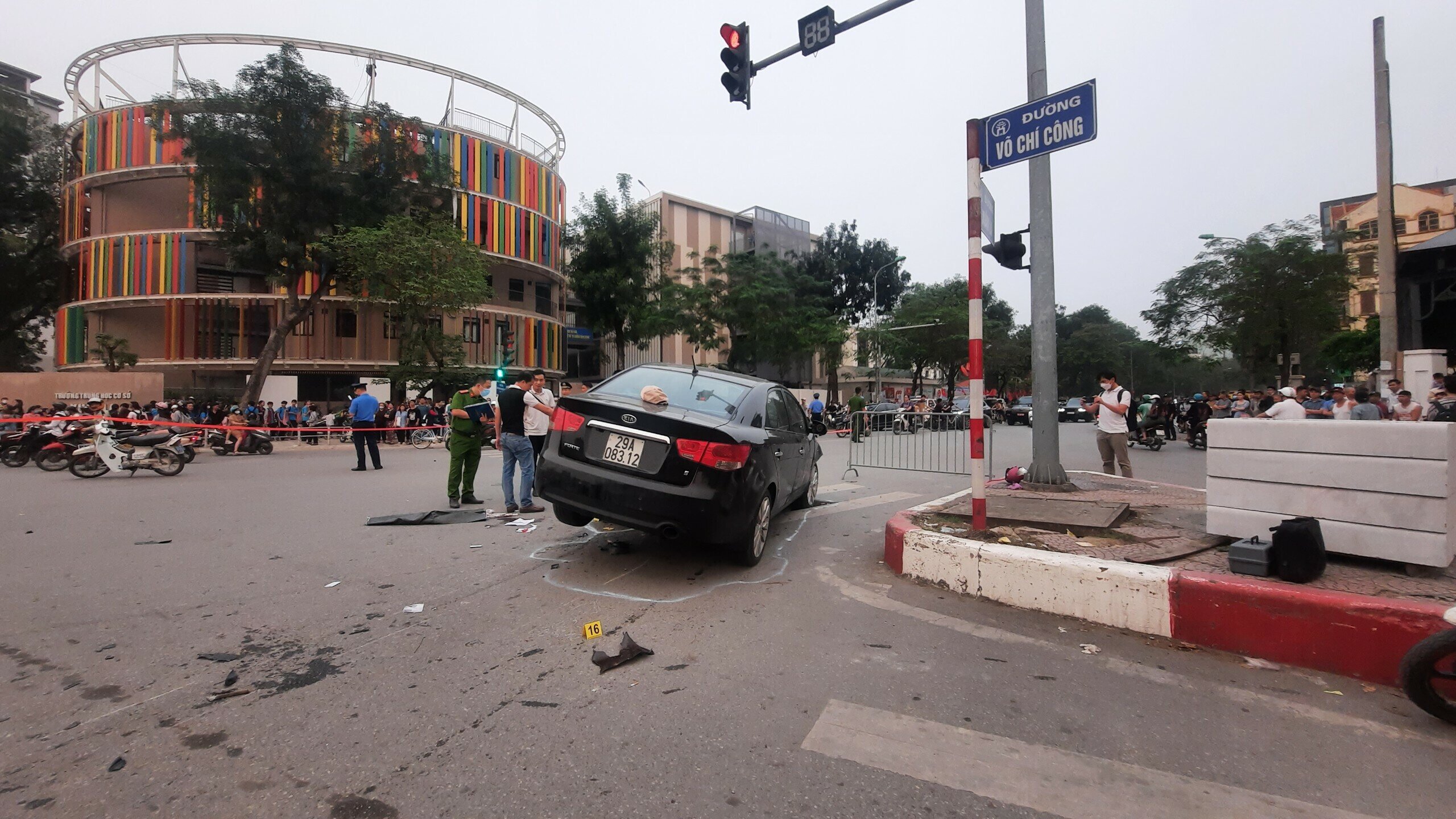 V&agrave;o 17h h&ocirc;m nay (5/4), tại ng&atilde; tư đ&egrave;n xanh, đ&egrave;n đỏ đường V&otilde; Ch&iacute; C&ocirc;ng giao với đường Xu&acirc;n La (quận T&acirc;y Hồ, TP H&agrave; Nội), một chiếc &ocirc; t&ocirc; bất ngờ t&ocirc;ng li&ecirc;n ho&agrave;n v&agrave;o 17 xe m&aacute;y.