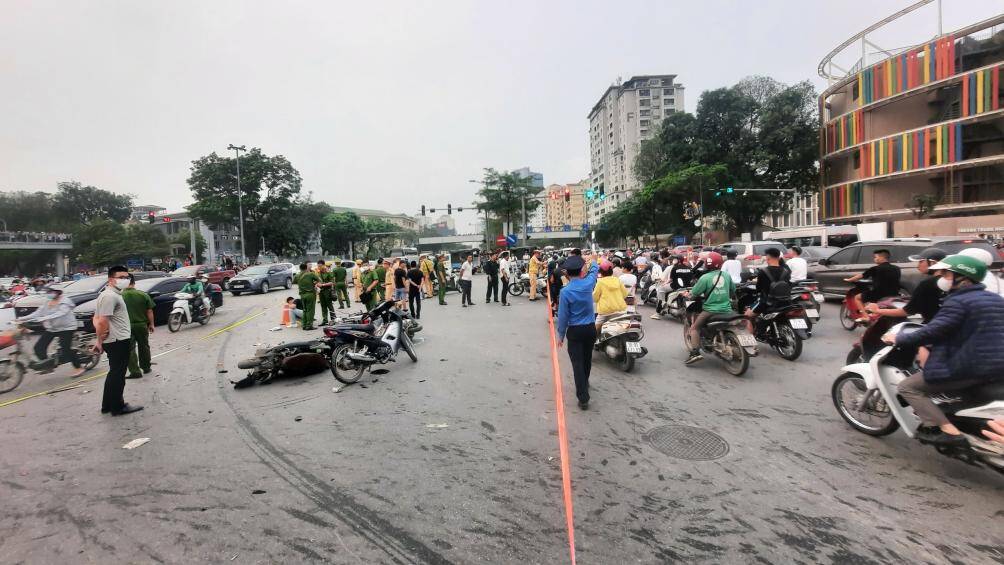 C&aacute;ch đ&oacute; 30 m&eacute;t l&agrave; h&agrave;ng chục chiếc xe m&aacute;y, xe đạp điện nằm la liệt.