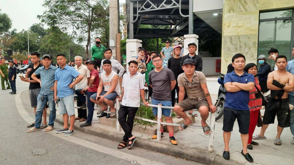 Sự việc đ&atilde; thu h&uacute;t sự hiếu kỳ của người d&acirc;n xung quanh n&uacute;t giao V&otilde; Ch&iacute; C&ocirc;ng - Xu&acirc;n La v&agrave; người đi đường.