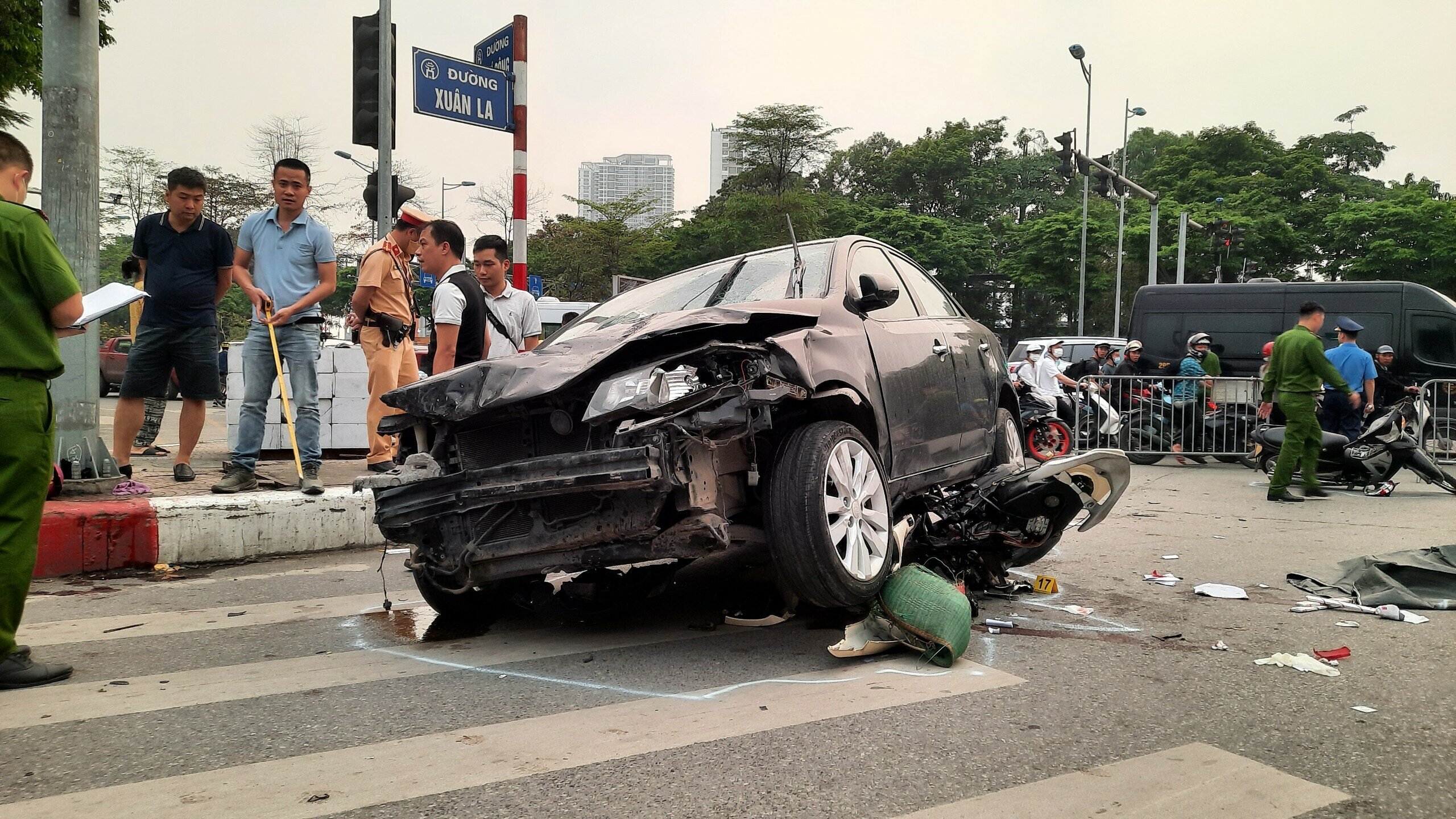 C&ocirc;ng an cho biết, qua x&eacute;t nghiệm trong cơ thể &ocirc;ng Vĩnh kh&ocirc;ng c&oacute; nồng độ cồn, kh&ocirc;ng c&oacute; chất k&iacute;ch th&iacute;ch, ma tu&yacute;.