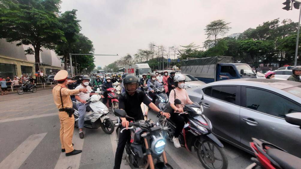 Vụ tai nạn li&ecirc;n ho&agrave;n n&agrave;y đ&atilde; khiến đường V&otilde; Ch&iacute; C&ocirc;ng &ugrave;n tắc nhiều giờ.