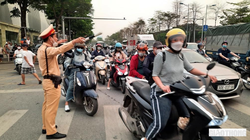 Ngo&agrave;i ra, lực lượng c&ocirc;ng an c&ograve;n thực hiện c&ocirc;ng việc điều tiết giao th&ocirc;ng để giảm &ugrave;n tắc tại n&uacute;t giao th&ocirc;ng V&otilde; Ch&iacute; C&ocirc;ng giao với Xu&acirc;n La.