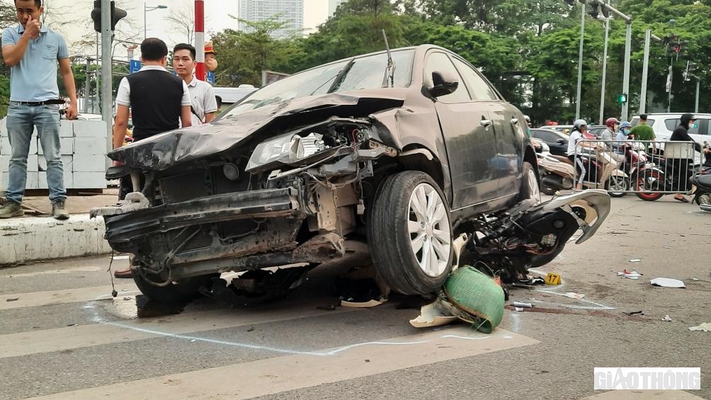 C&oacute; mặt tại hiện trường vụ tai nạn, PV B&aacute;o Giao th&ocirc;ng nhận thấy, to&agrave;n bộ phần đầu của chiếc xe &ocirc; t&ocirc; n&agrave;y đ&atilde; bị hỏng.