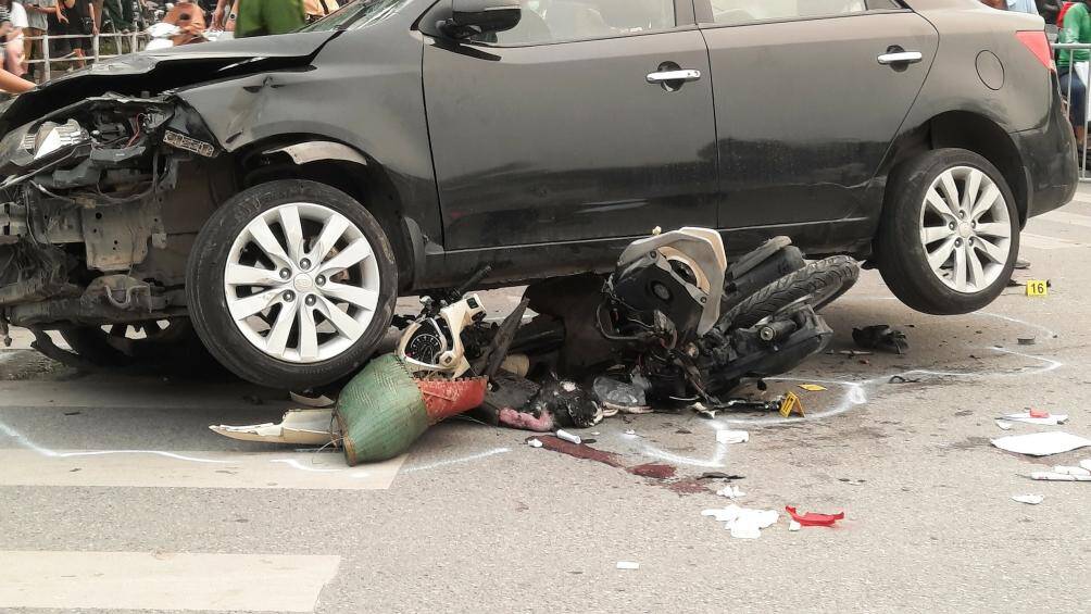 &Ocirc; t&ocirc; n&agrave;y c&ograve;n k&eacute;o l&ecirc; một chiếc xe m&aacute;y v&agrave;o gầm. Gần xe &ocirc; t&ocirc; l&agrave; nhiều vết m&aacute;u.