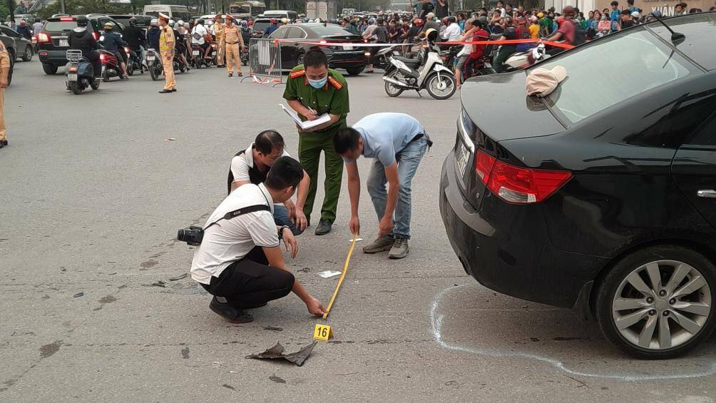 Lực lượng c&ocirc;ng an đ&atilde; tiến h&agrave;nh phong tỏa hiện trường để phục vụ c&ocirc;ng t&aacute;c kh&aacute;m nghiệm.