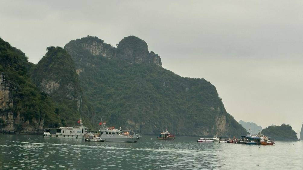 T&agrave;u của Hải qu&acirc;n đang tiến h&agrave;nh trục vớt x&aacute;c m&aacute;y bay trực thăng v&agrave;o s&aacute;ng 6/4