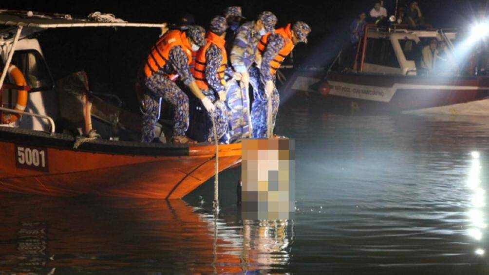 Sau qu&aacute; tr&igrave;nh nỗ lực t&igrave;m kiếm, khoảng 19h20 ng&agrave;y 5/4, lực lượng chức năng đ&atilde; t&igrave;m thấy thi thể 2 nạn nh&acirc;n