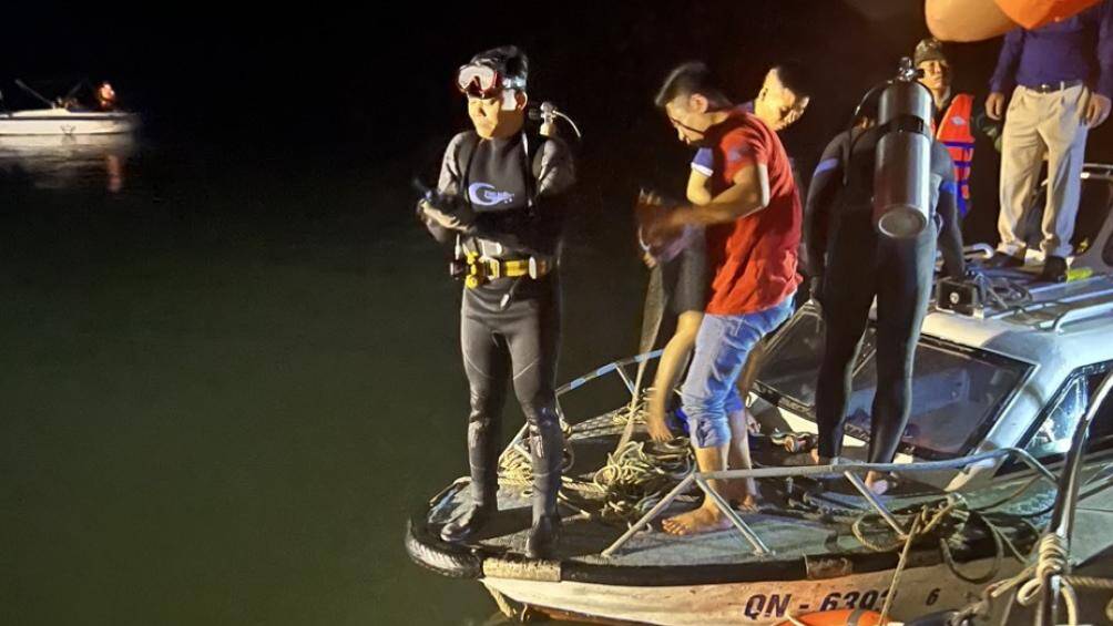 Lực lượng cứu hộ li&ecirc;n tục, khẩn trương triển khai c&aacute;c c&ocirc;ng t&aacute;c t&igrave;m kiếm nạn nh&acirc;n, trục vớt mảnh vỡ của m&aacute;y bay trực thăng. Đồng thời, huy động nhiều người nh&aacute;i (thợ lặn) tới hiện trường, tham gia t&igrave;m kiếm c&aacute;c nạn nh&acirc;n