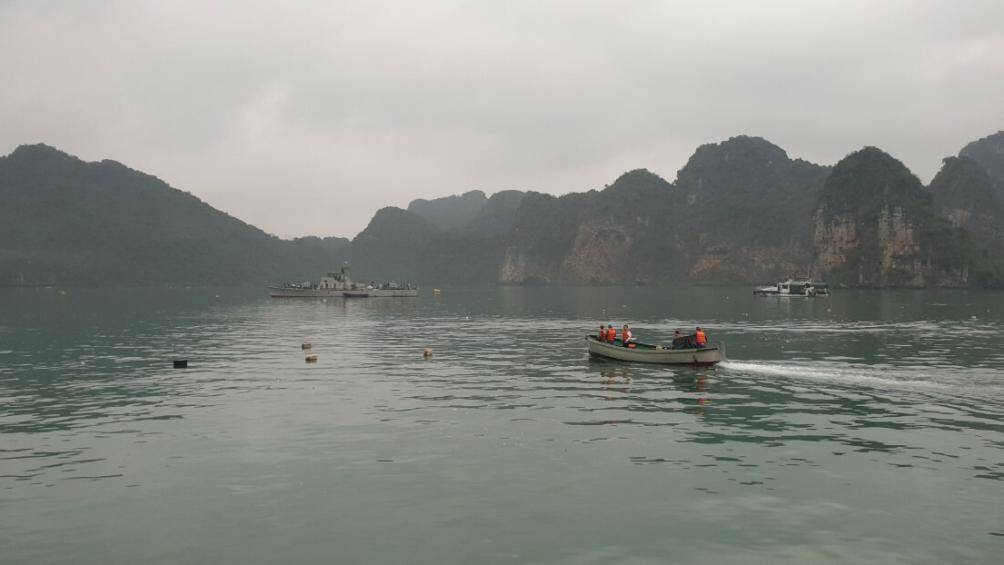 Thời điểm m&aacute;y bay gặp nạn, ngo&agrave;i Đại t&aacute; Minh c&ograve;n c&oacute; 4 h&agrave;nh kh&aacute;ch đều c&oacute; hộ khẩu thường tr&uacute; tại Đ&agrave; Nẵng v&agrave; đến Quảng Ninh để đi tour tham quan vịnh Hạ Long bằng m&aacute;y bay trực thăng