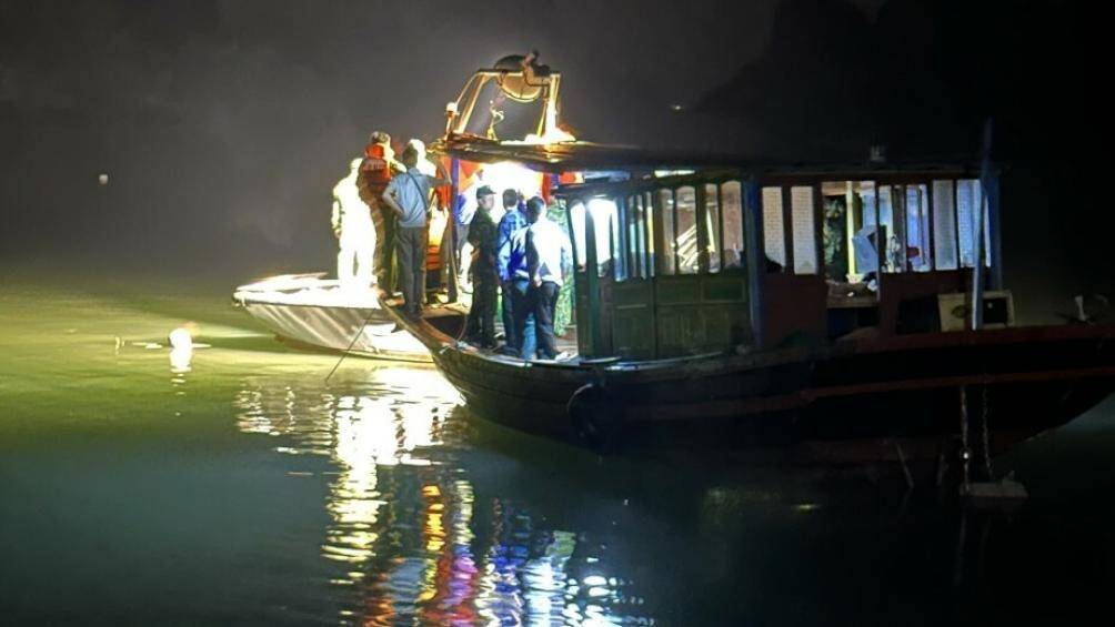 Ngay sau khi sự việc xảy ra, nhiều c&aacute;n bộ, chiến sĩ c&ugrave;ng h&agrave;ng chục t&agrave;u, xuồng của c&aacute;c đơn vị bi&ecirc;n ph&ograve;ng, cảnh s&aacute;t biển, hải qu&acirc;n, CSGT đường thủy, Cục CSGT, thợ lặn... được huy động, xuy&ecirc;n đ&ecirc;m t&igrave;m kiếm nạn nh&acirc;n vụ m&aacute;y bay rơi