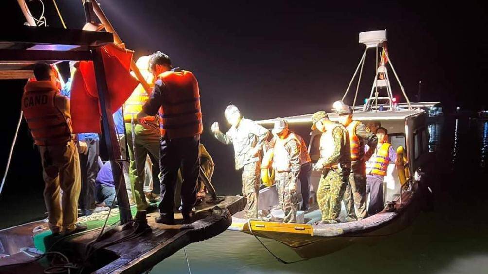 Đến rạng s&aacute;ng 6/4, th&ecirc;m 1 thi thể được đưa l&ecirc;n bờ. Người n&agrave;y được x&aacute;c định l&agrave; Đại t&aacute; phi c&ocirc;ng Chu Quang Minh, người điều khiển chiếc m&aacute;y bay trực thăng Bell-505