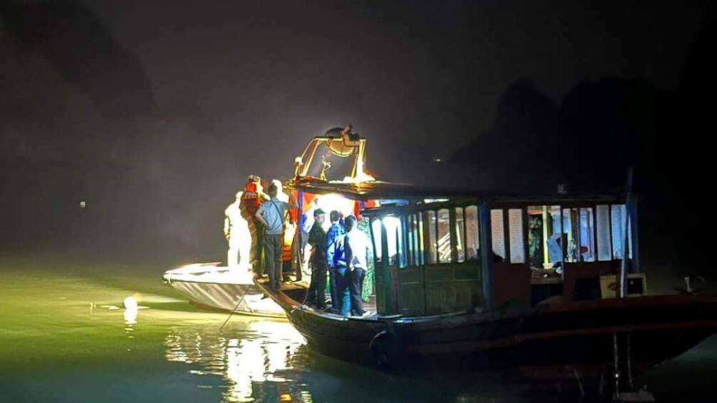 Sau đ&oacute;, khoảng 9h45 ng&agrave;y 6/4, lực lượng chức năng tiếp tục t&igrave;m kiếm được 1 thi thể kh&aacute;c, l&agrave; nam giới. Như vậy, đ&atilde; t&igrave;m kiếm được 4/5 người gặp nạn