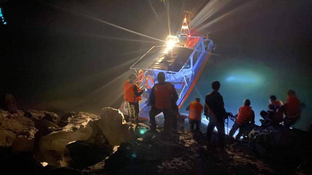 Được biết, c&aacute;c lực lượng chức năng c&ugrave;ng phương tiện sẽ tiếp tục t&igrave;m kiếm xung quanh vị tr&iacute; m&aacute;y bay gặp nạn v&agrave; vị tr&iacute; đ&atilde; t&igrave;m thấy thi thể c&aacute;c nạn nh&acirc;n