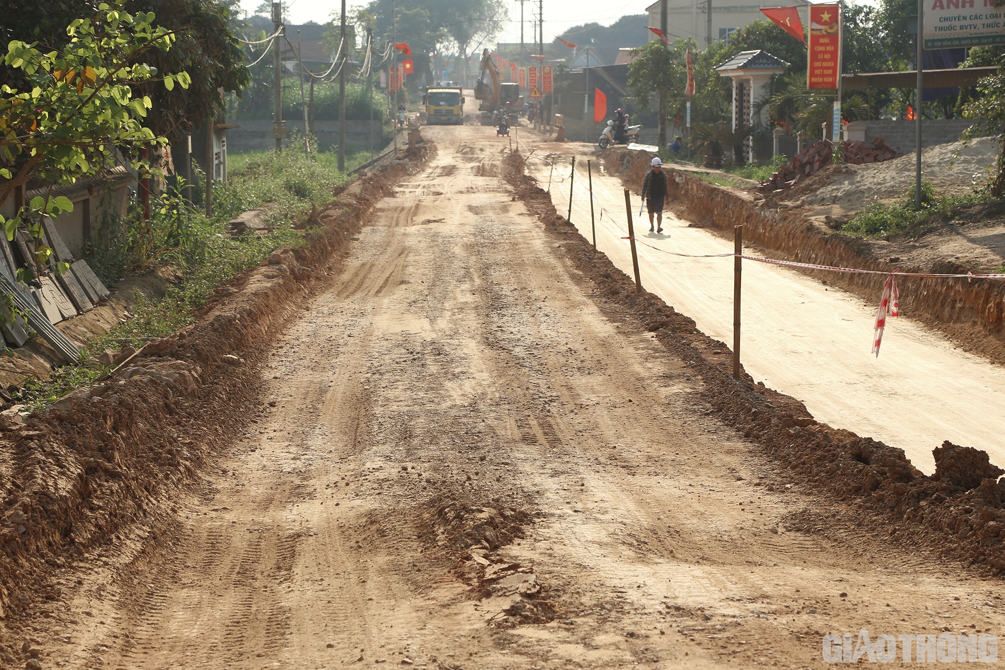 Đặc biệt, đoạn trước mặt Trường Mầm non Nghĩa Hợp (x&atilde; Nghĩa Hợp) c&oacute; một đoạn d&agrave;i khoảng hơn 50m đang được nh&agrave; thầu cho m&aacute;y, m&uacute;c s&acirc;u xuống đường khoảng gần 1m để xử l&yacute; nền ph&iacute;a dưới.