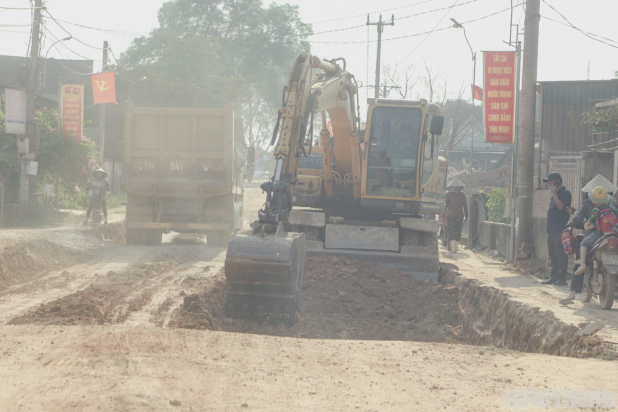 Chiều 4/4, c&oacute; mặt tại tuyến đường n&agrave;y, PV B&aacute;o Giao th&ocirc;ng ghi nhận đ&acirc;y l&agrave; trục đường ch&iacute;nh, xuy&ecirc;n từ thị trấn đi nhiều x&atilde; của huyện T&acirc;n Kỳ v&agrave; nối ra đường Hồ Ch&iacute; Minh n&ecirc;n lưu lượng phương tiện rất lớn. Thế nhưng, hiện tr&ecirc;n tuyến c&oacute; h&agrave;ng chục vị tr&iacute; tr&ecirc;n mặt đường nhựa đ&atilde; được c&agrave;o b&oacute;c l&ecirc;n để sửa chữa.