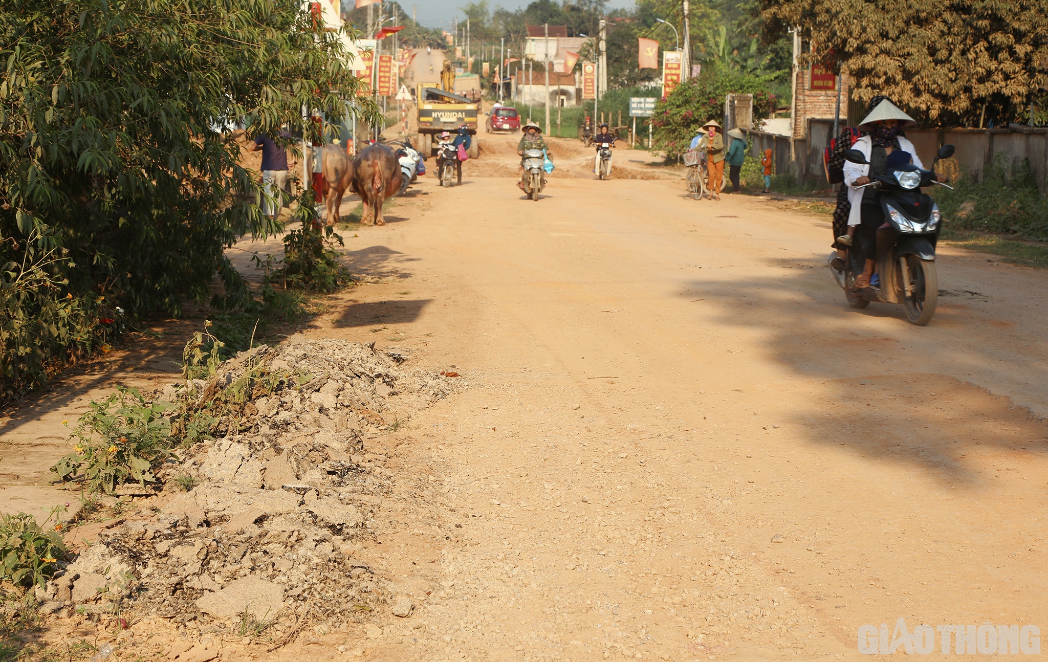 Một người đ&agrave;n &ocirc;ng sống ngay tại đ&acirc;y (x&oacute;m Ho&agrave;ng Sơn, x&atilde; Nghĩa Hợp) cho biết: Tuyến đường n&agrave;y mới thi c&ocirc;ng xong trước Tết 2023 nhưng đ&atilde; hư hỏng. Mới đ&acirc;y nh&agrave; thầu phải d&ugrave;ng m&aacute;y m&uacute;c hết to&agrave;n bộ để xử l&yacute; lại phần nền ph&iacute;a dưới. Nghe tin c&oacute; đường mới, người d&acirc;n ai cũng mừng nhưng nh&igrave;n thấy chất lượng thế n&agrave;y kh&ocirc;ng &iacute;t người ng&aacute;n ngẩm.