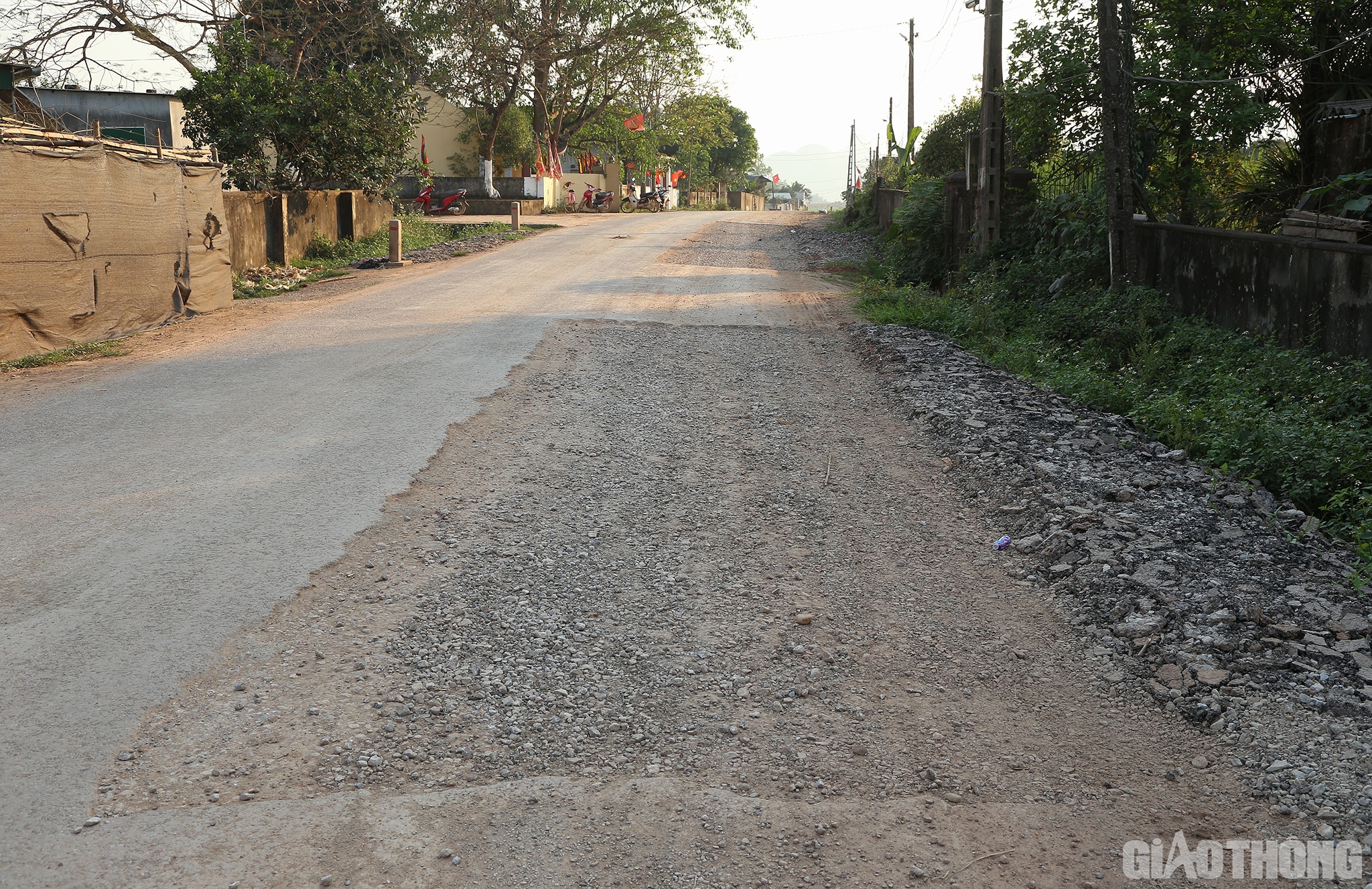 Tuy nhi&ecirc;n, người d&acirc;n chưa kịp phấn khởi với con đường mới được rải nhựa, th&igrave; đường đ&atilde; hư hỏng nhiều chỗ. D&ugrave; ph&iacute;a cuối tuyến vẫn chưa ho&agrave;n thiện, nhưng nh&agrave; thầu đ&atilde; phải triển khai sửa chữa những vị tr&iacute; hư hỏng ở ph&iacute;a đầu v&agrave; giữa tuyến.