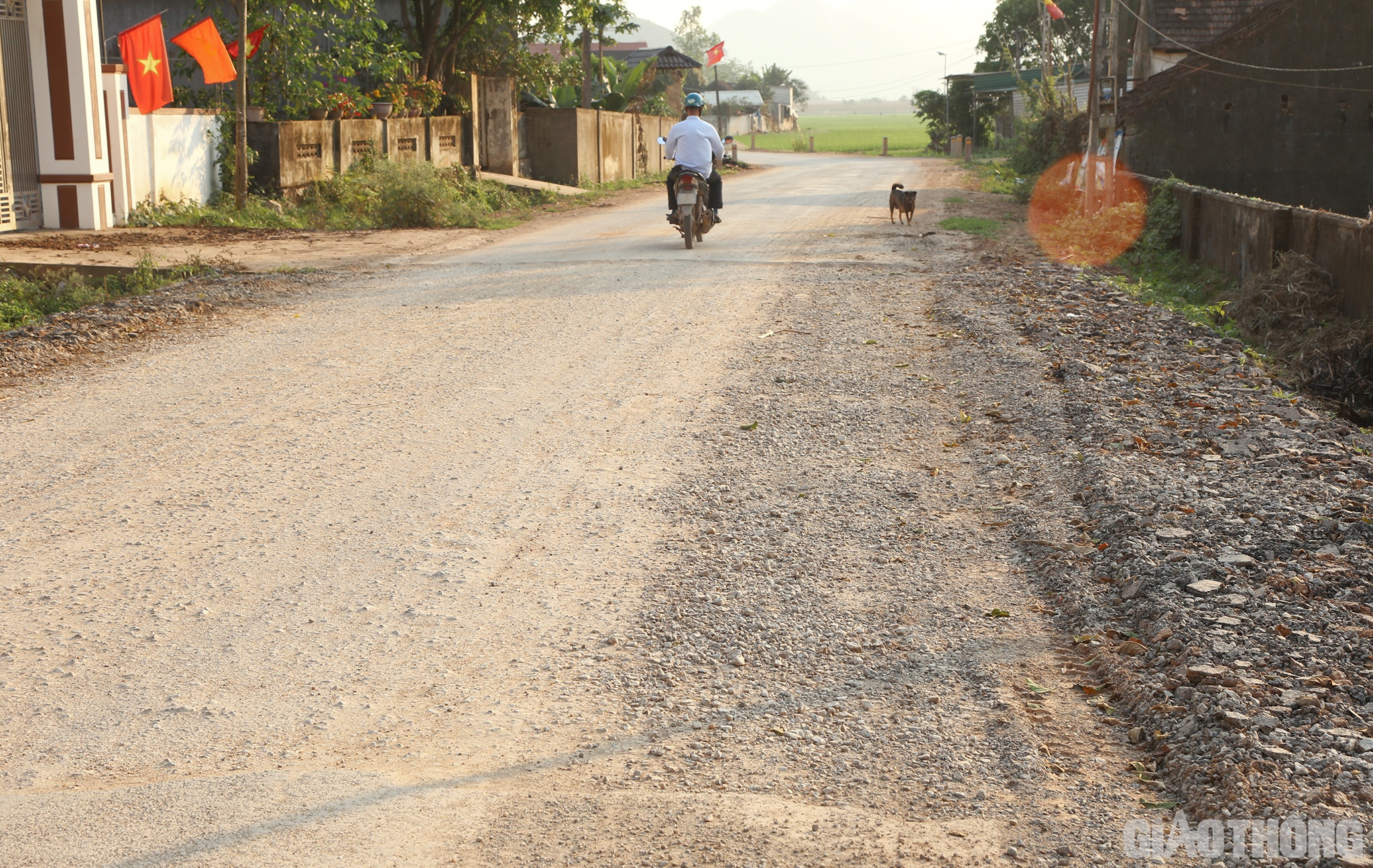 Mặc d&ugrave; kh&oacute; khăn nhưng huyện cũng quyết định bỏ ra một phần kinh ph&iacute; để nh&agrave; thầu ho&agrave;n th&agrave;nh c&aacute;c đoạn đường hai đầu cầu tr&ecirc;n tuyến, sớm đưa v&agrave;o sử dụng; cũng như ho&agrave;n th&agrave;nh tuyến đường trong thời gian tới.