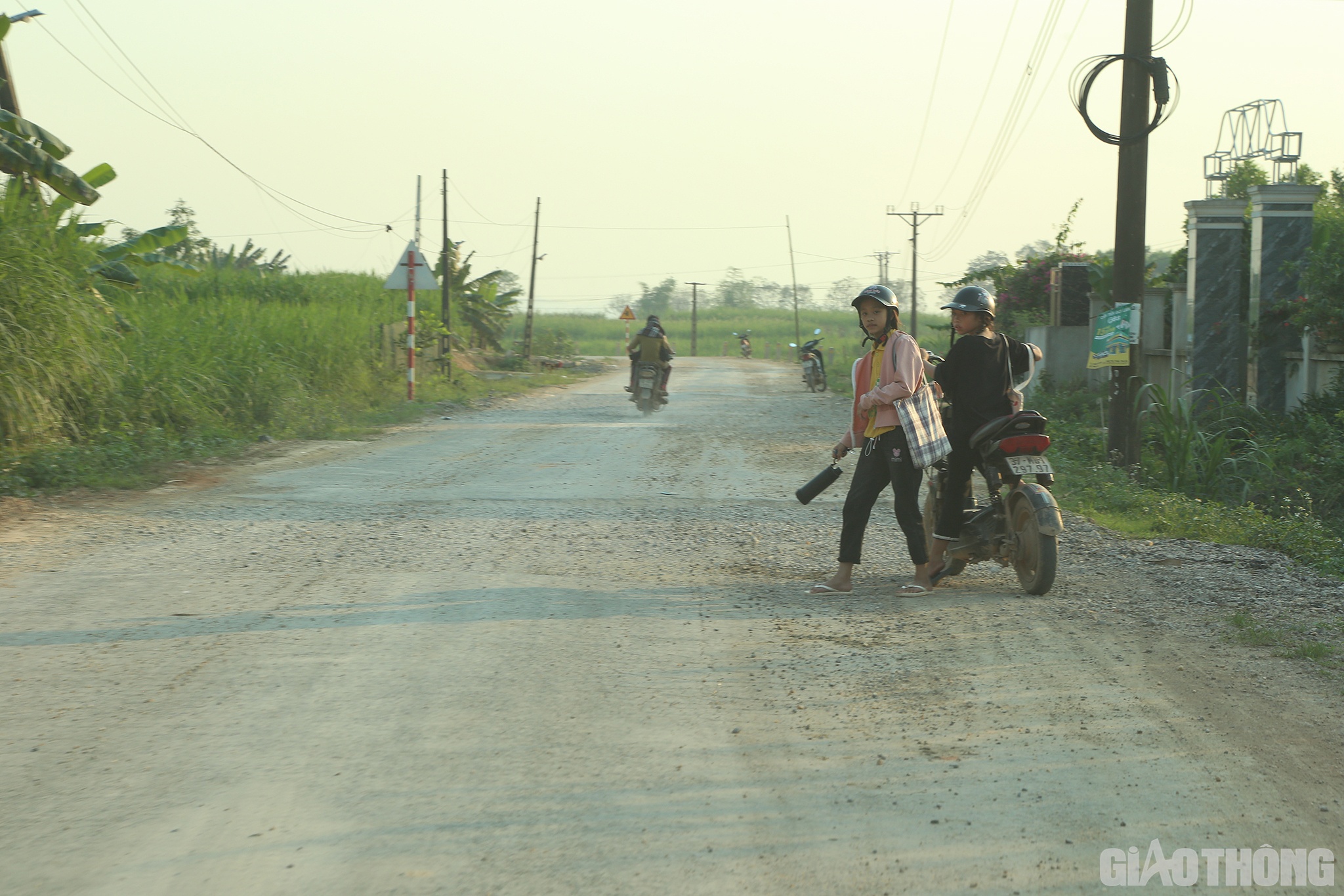 Dự &aacute;n do 2 nh&agrave; thầu thi c&ocirc;ng, c&aacute;c vị tr&iacute; bị hư hỏng tr&ecirc;n tuyến thuộc phần đường do C&ocirc;ng ty T&acirc;y An thi c&ocirc;ng. Việc sửa chữa hư hỏng đều do nh&agrave; thầu chịu tr&aacute;ch nhiệm v&agrave; bỏ kinh ph&iacute;.
