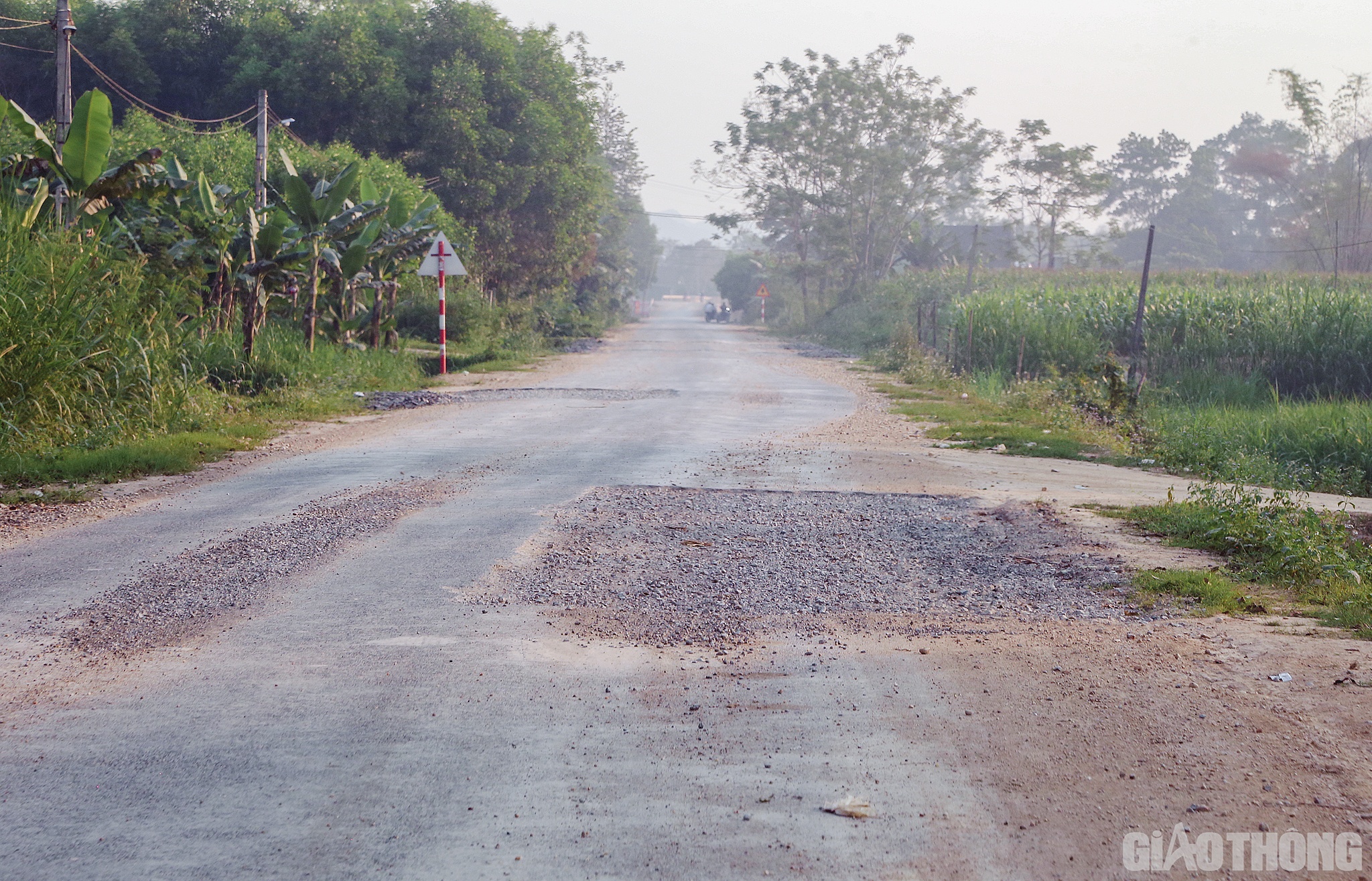 Ngo&agrave;i nhiều vị tr&iacute; bị hư hỏng, hiện nay c&ograve;n c&oacute; một số cầu tr&ecirc;n tuyến đ&atilde; thi c&ocirc;ng xong nhưng chưa ho&agrave;n thiện đường 2 đầu cầu g&acirc;y ảnh hưởng kh&ocirc;ng &iacute;t tới việc lưu th&ocirc;ng của người d&acirc;n v&agrave; phương tiện.