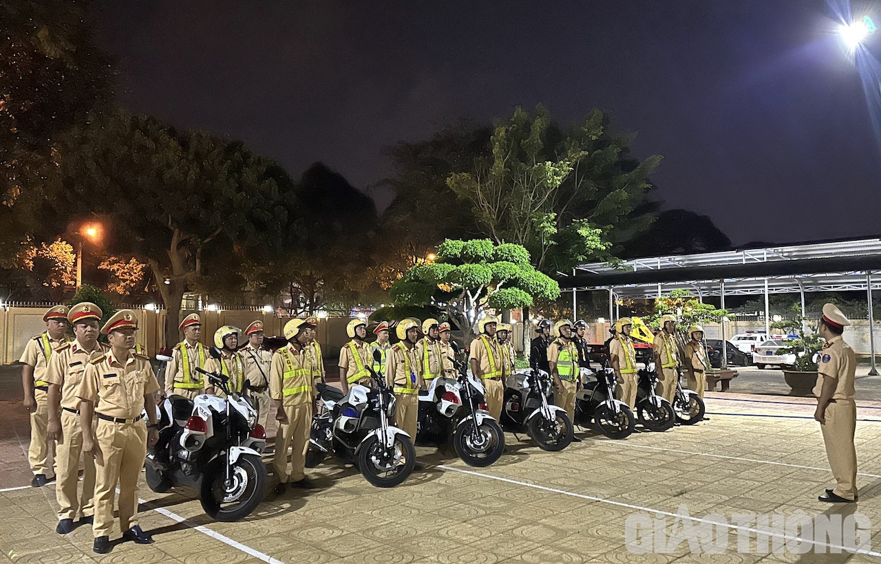 Theo ghi nhận, tối 6/4, Phòng CSGT Công an tỉnh Đắk Lắk ra quân thực hiện cao điểm tổng kiểm soát xử lý lái xe vi phạm nồng độ cồn, ma túy nhằm kịp thời phát hiện và xử lý nghiêm các trường hợp vi phạm, đảm bảo ATGT, phòng ngừa tai nạn trên địa bàn.