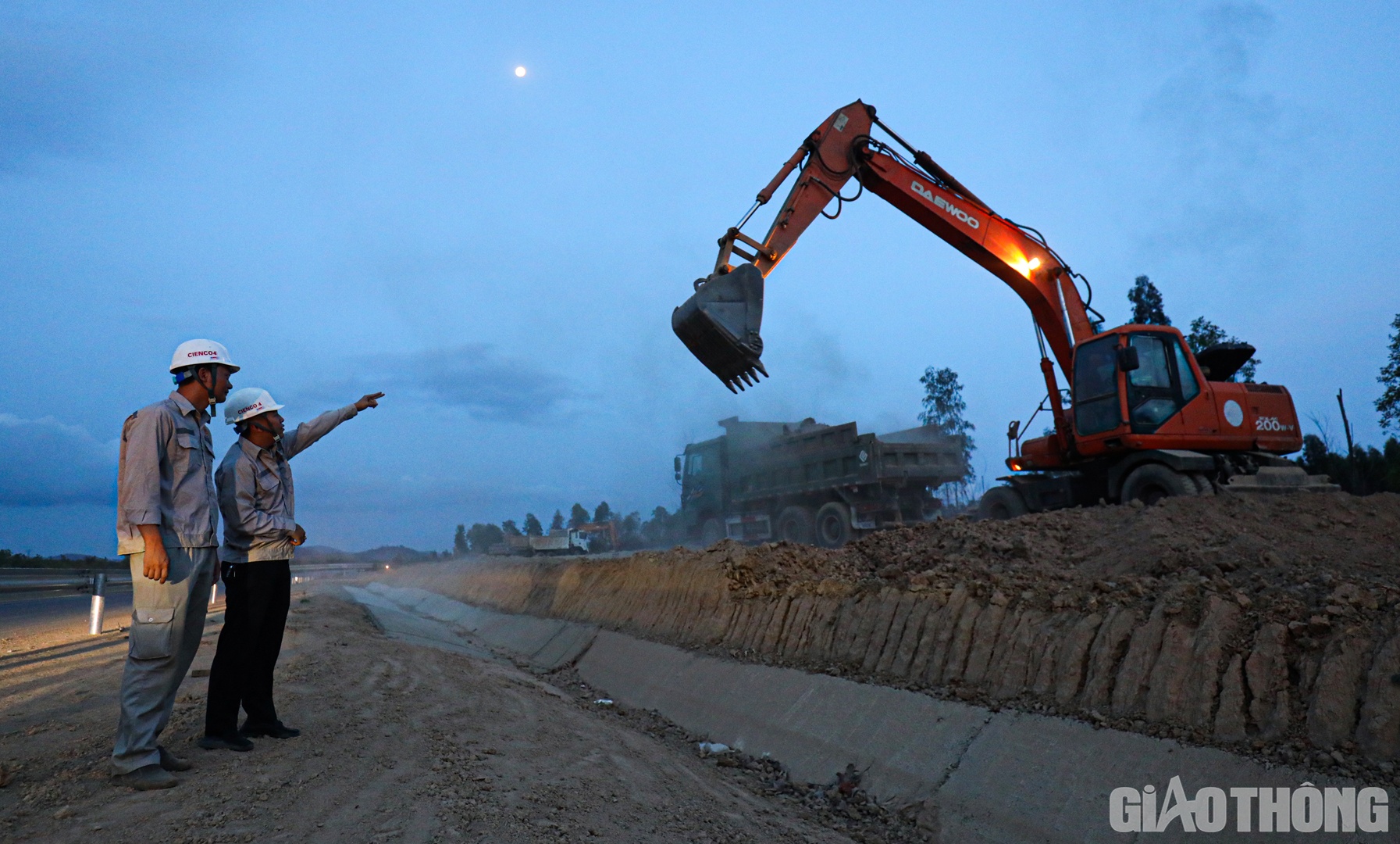 &Ocirc;ng Trần Văn Sơn, Chỉ huy trưởng g&oacute;i thầu 2-XL dự &aacute;n đoạn Phan Thiết - Dầu Gi&acirc;y cho biết, t&iacute;nh đến nay, sản lượng thi c&ocirc;ng của Cienco4 đạt 93% gi&aacute; trị hợp đồng. C&aacute;c hạng mục tr&ecirc;n tuyến ch&iacute;nh như: thảm b&ecirc; t&ocirc;ng nhựa C12,5, lắp đặt dải ph&acirc;n c&aacute;ch, lắp đặt hệ thống ATGT cơ bản ho&agrave;n th&agrave;nh