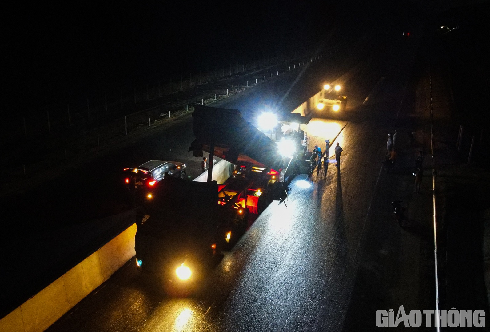 Li&ecirc;n danh c&ugrave;ng C&ocirc;ng ty CP Tập đo&agrave;n Cienco4 thi c&ocirc;ng đoạn tuyến từ Km16+400 - Km47+672, nhiều th&aacute;ng qua, h&agrave;ng trăm kỹ sư, c&ocirc;ng nh&acirc;n C&ocirc;ng ty CP Đầu tư v&agrave; X&acirc;y dựng giao th&ocirc;ng Phương Th&agrave;nh (Phương Th&agrave;nh Tranconsin) b&aacute;m c&ocirc;ng địa kh&ocirc;ng kể ng&agrave;y đ&ecirc;m để ho&agrave;n th&agrave;nh c&aacute;c hạng mục như: thảm b&ecirc; t&ocirc;ng nhựa tạo nh&aacute;m (lớp b&ecirc; t&ocirc;ng nhựa cuối c&ugrave;ng), ho&agrave;n thiện hệ thống đường gom, hạng mục ATGT,&hellip;