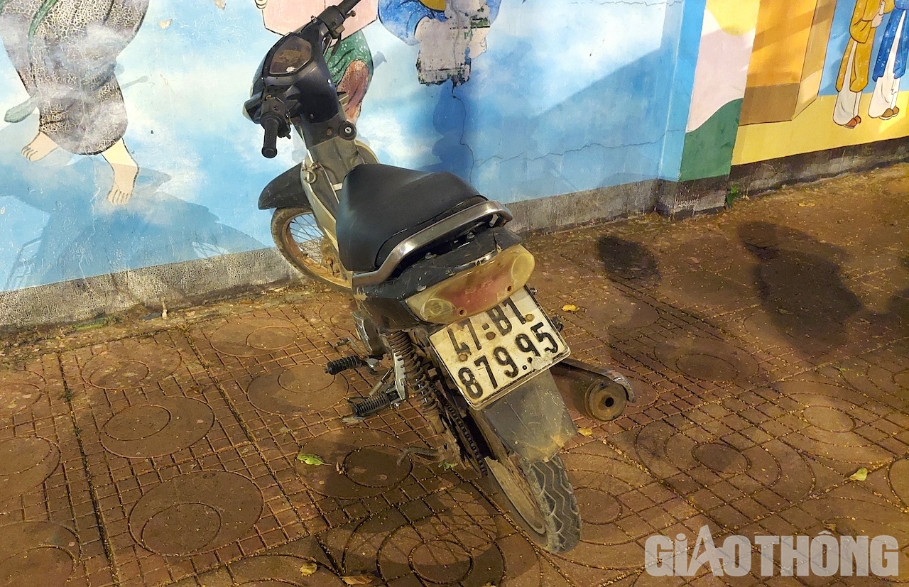 Người đàn ông đi xe máy "cà tàng", sau khi kiểm tra nồng độ cồn và được CSGT thông báo lỗi vi phạm nồng độ cồn ở mức cao đã bỏ lại xe và rời đi.