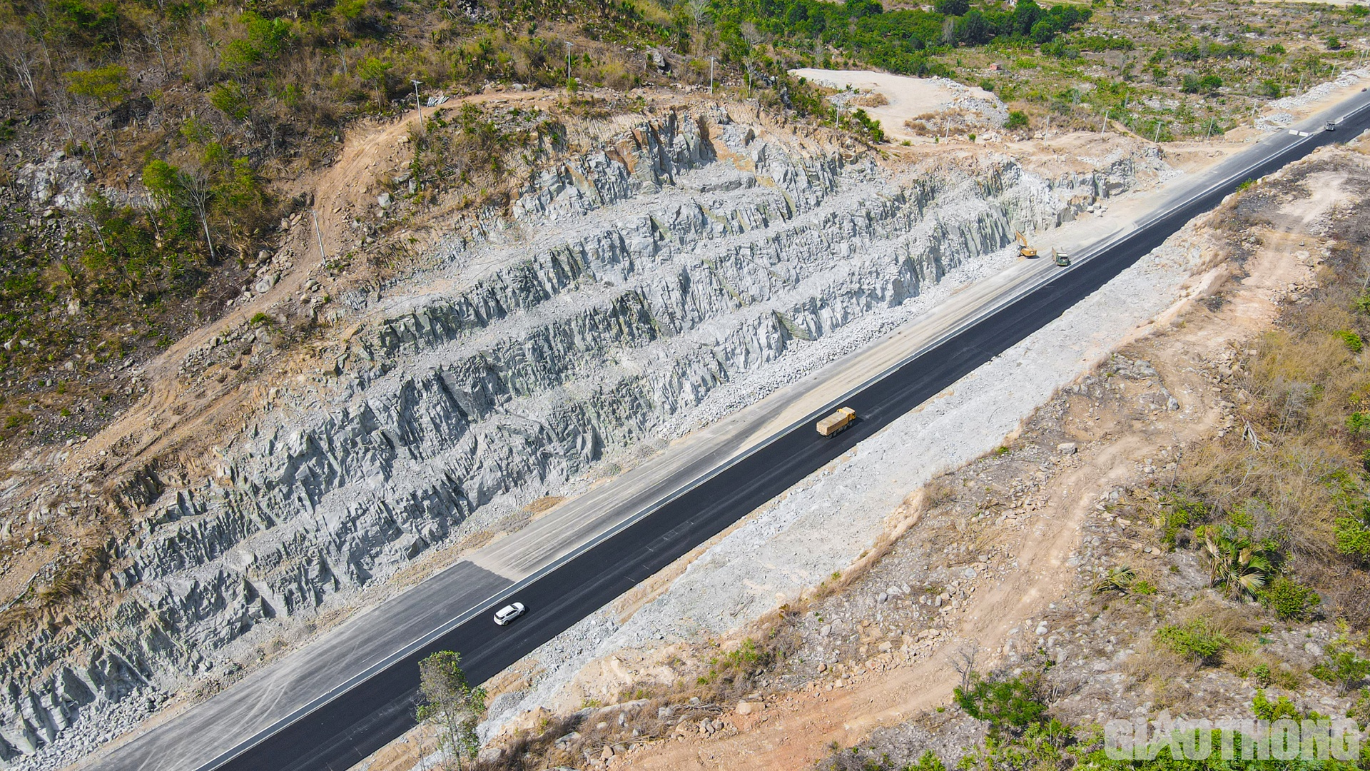 Với kinh nghiệm thi c&ocirc;ng nhiều c&ocirc;ng tr&igrave;nh lớn, kỹ thuật phức tạp, trong phạm vi thi c&ocirc;ng, Phương Th&agrave;nh Tranconsin đ&atilde; nghi&ecirc;n cứu nhiều giải ph&aacute;p, chinh phục th&agrave;nh c&ocirc;ng đồi đ&aacute; 32 - một trong những đồi đ&aacute; thi c&ocirc;ng kh&oacute; nhất tại g&oacute;i thầu 2-XL