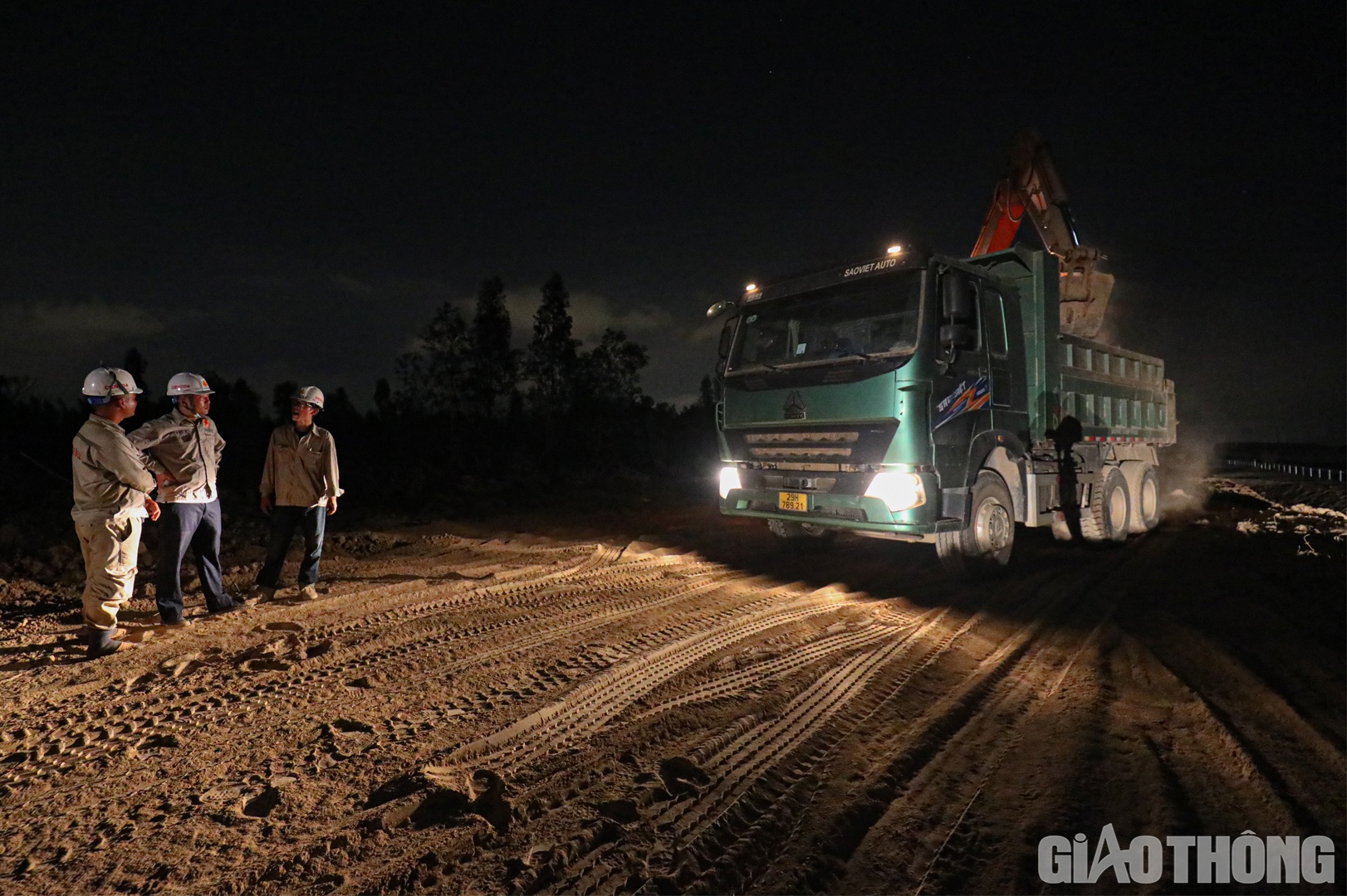 Những ng&agrave;y đầu th&aacute;ng 4/2023, thời hạn đưa tuyến ch&iacute;nh v&agrave;o khai th&aacute;c chỉ c&ograve;n t&iacute;nh bằng ng&agrave;y, c&aacute;c mũi thi c&ocirc;ng g&oacute;i thầu 2-XL dự &aacute;n cao tốc Bắc - Nam đoạn Phan Thiết - Dầu Gi&acirc;y c&agrave;ng th&ecirc;m cấp tập