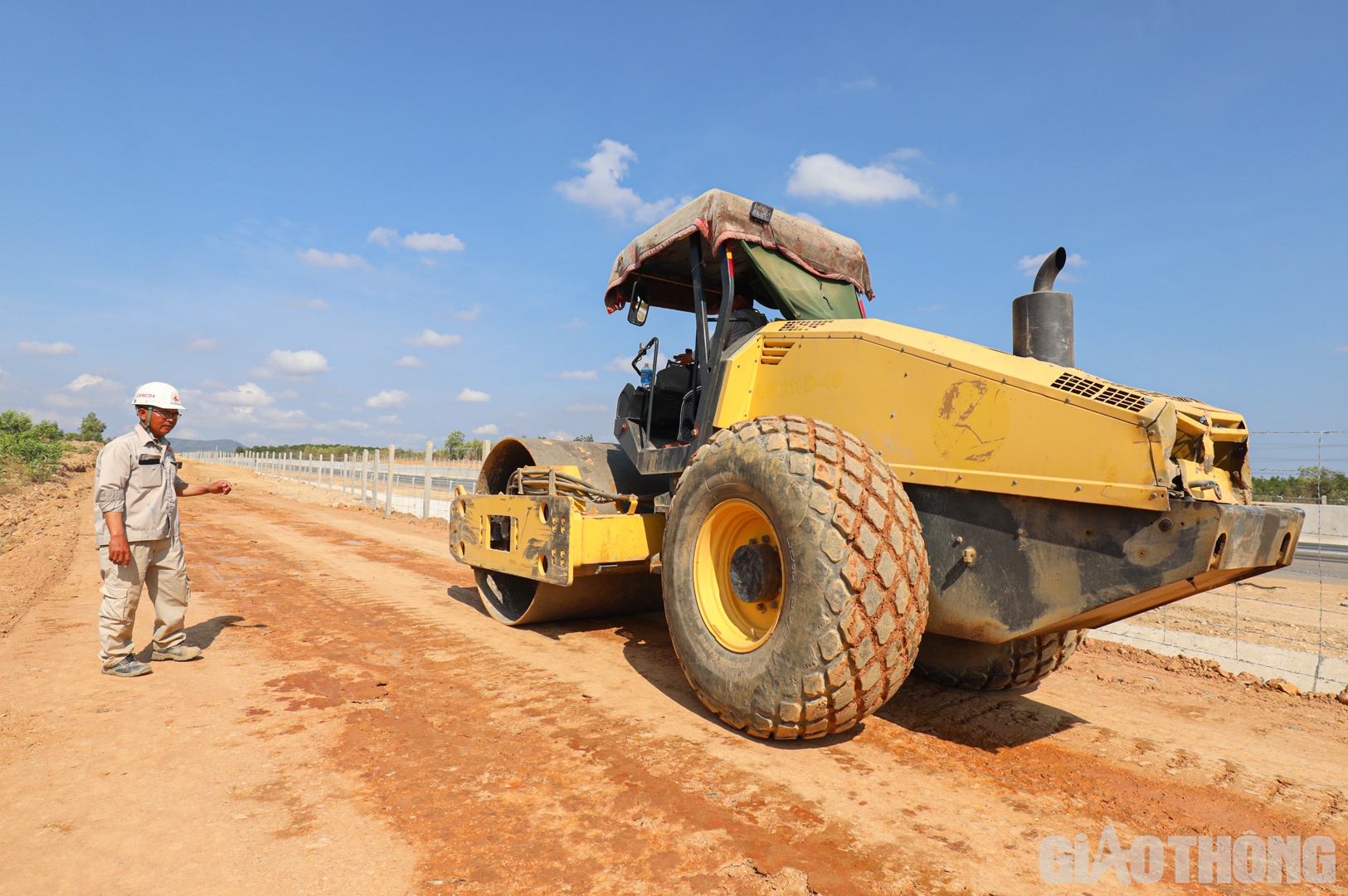 C&ugrave;ng trong li&ecirc;n danh với Phương Th&agrave;nh Tranconsin, đảm nhận khu vực thi c&ocirc;ng d&agrave;i hơn 10 km (Km16+400 - Km27), Tập đo&agrave;n Cienco4 cũng đang huy động tổng lực bứt tốc phần việc c&ograve;n lại
