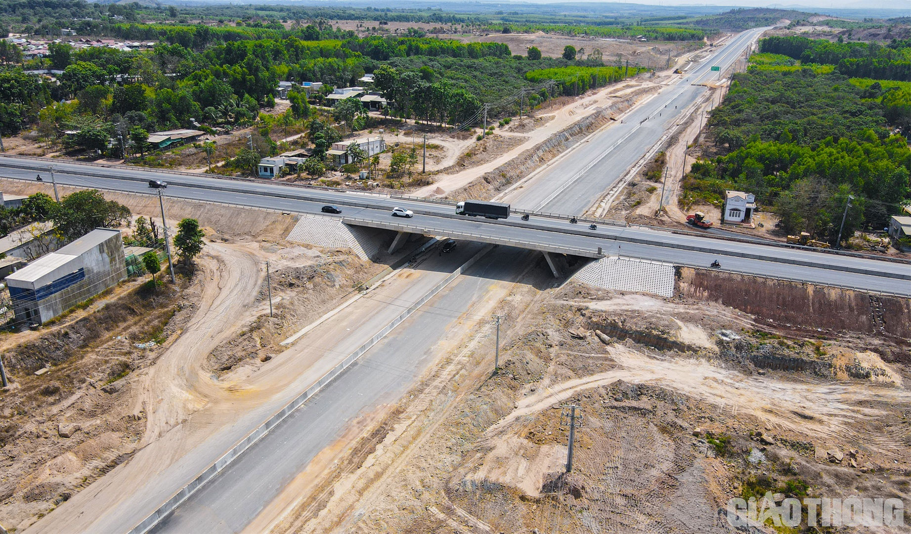 Phụ tr&aacute;ch thi c&ocirc;ng 6 cầu ch&iacute;nh tuyến, 18 cầu vượt ngang tr&ecirc;n phạm vi từ Km47+672 - Km83+000 g&oacute;i thầu 3-XL, C&ocirc;ng ty TNHH Thương mại v&agrave; X&acirc;y dựng Trung Ch&iacute;nh cũng đang tập trung g&oacute;i gọn những hạng mục c&ograve;n lại